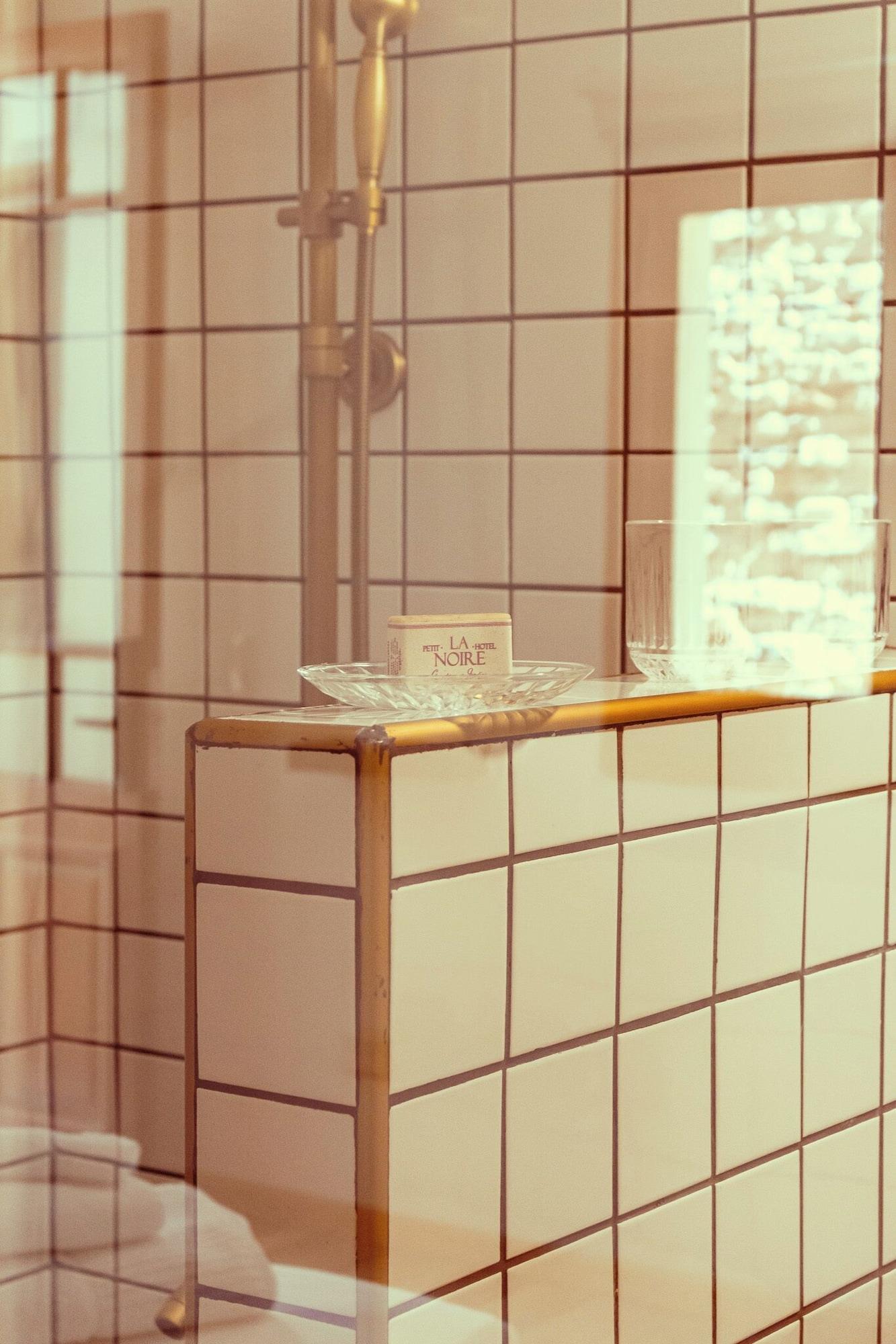 Equipamiento de Habitación La Noire Petit Hotel
