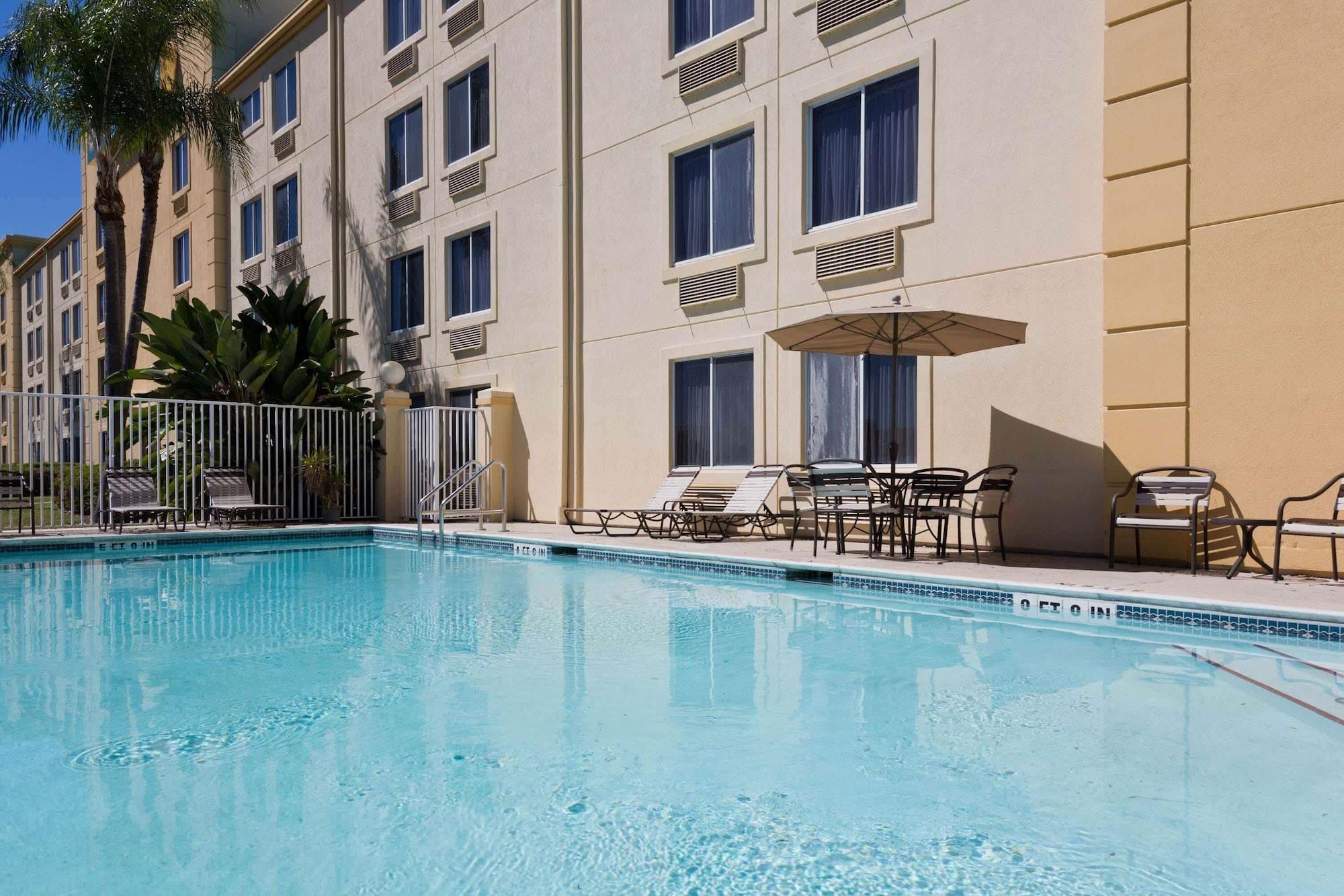 Vista Piscina La Quinta Inn & Suites by Wyndham Lakeland East