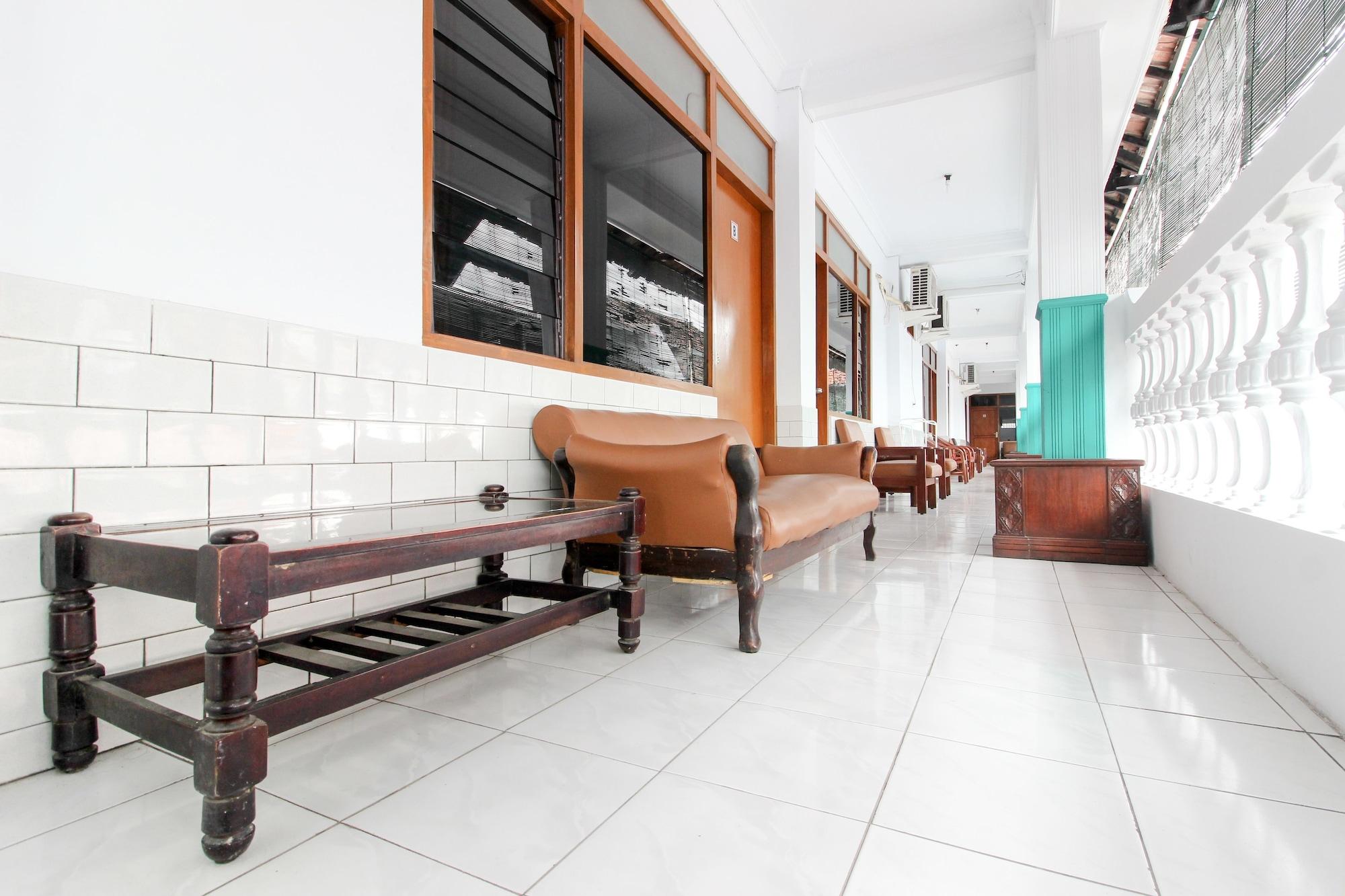 Comodidades del Alojamiento RedDoorz Plus near Alun Alun Selatan