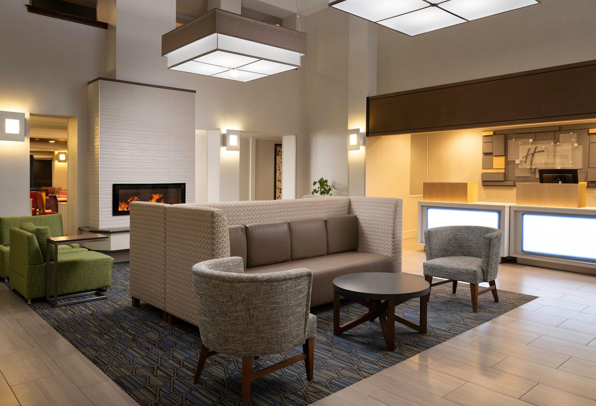 Vista Lobby Holiday Inn Express Suites Belmont by IHG