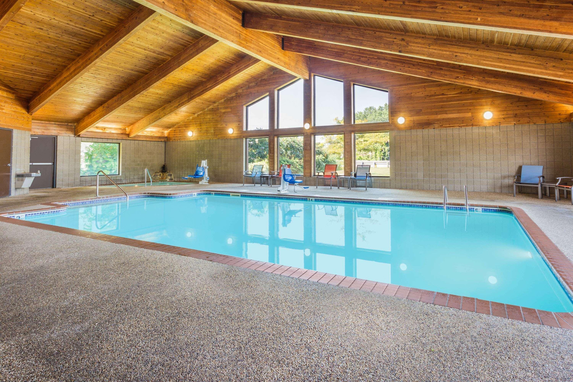 Vista Piscina AmericInn by Wyndham Menominee