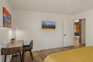Alquiler Vacacional - Downtown Sunshine Bungalow w/AC, Fully Fenced Yard, 5 Smart TVs, W/D, Fast WiFi.