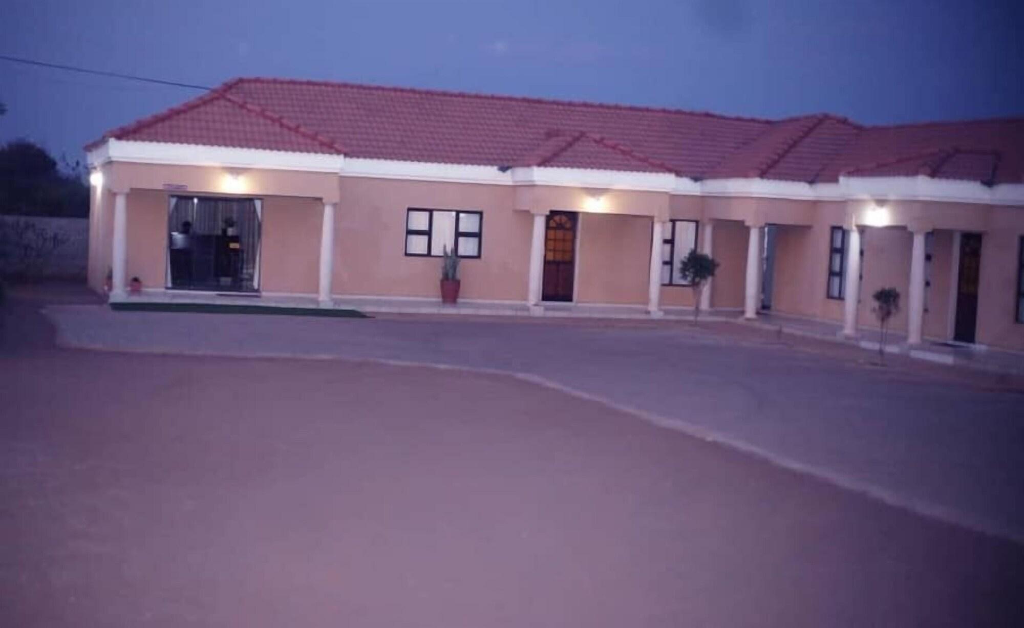 Vista Exterior Ikhutse Guest House