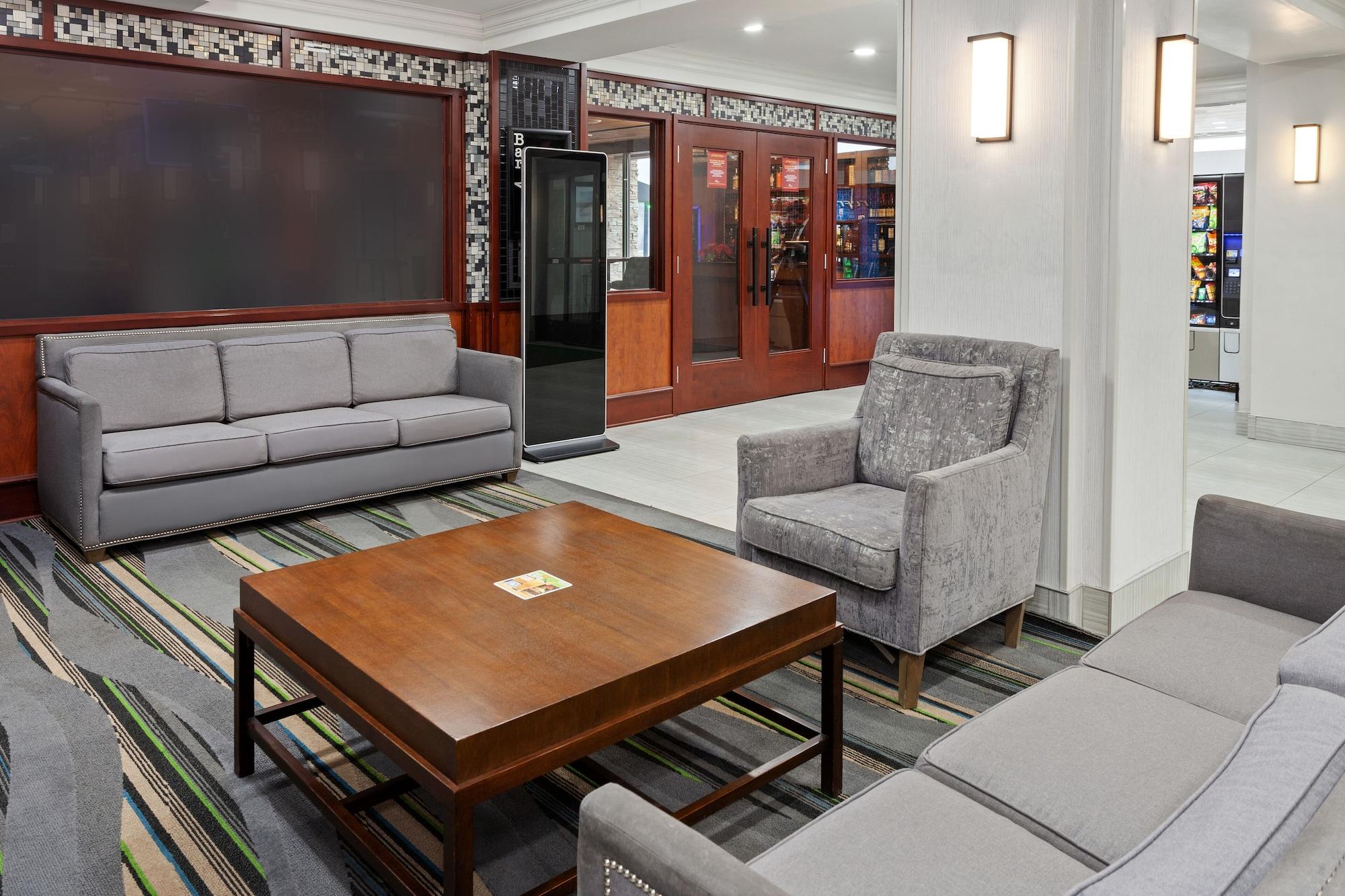 Vista Lobby Holiday Inn Chicago-Oakbrook by IHG