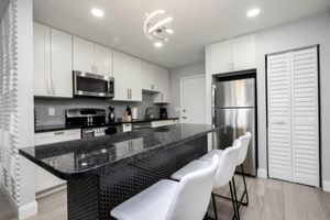 Renta temporal - 561j Large 2 Bedroom With King bed and Patio!