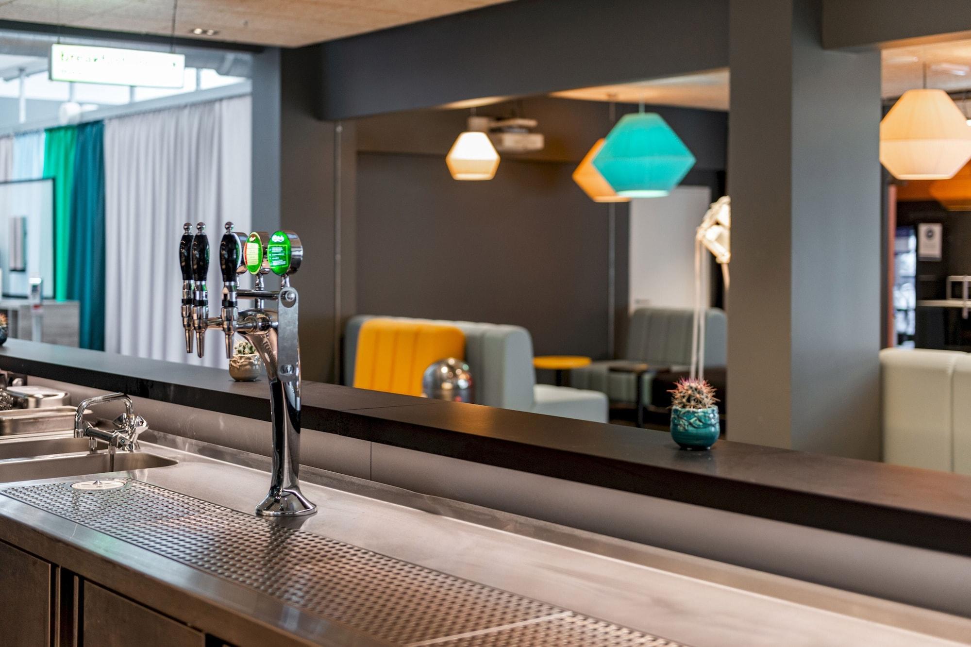Bar/Salón a&o Copenhagen Sydhavn - Hostel