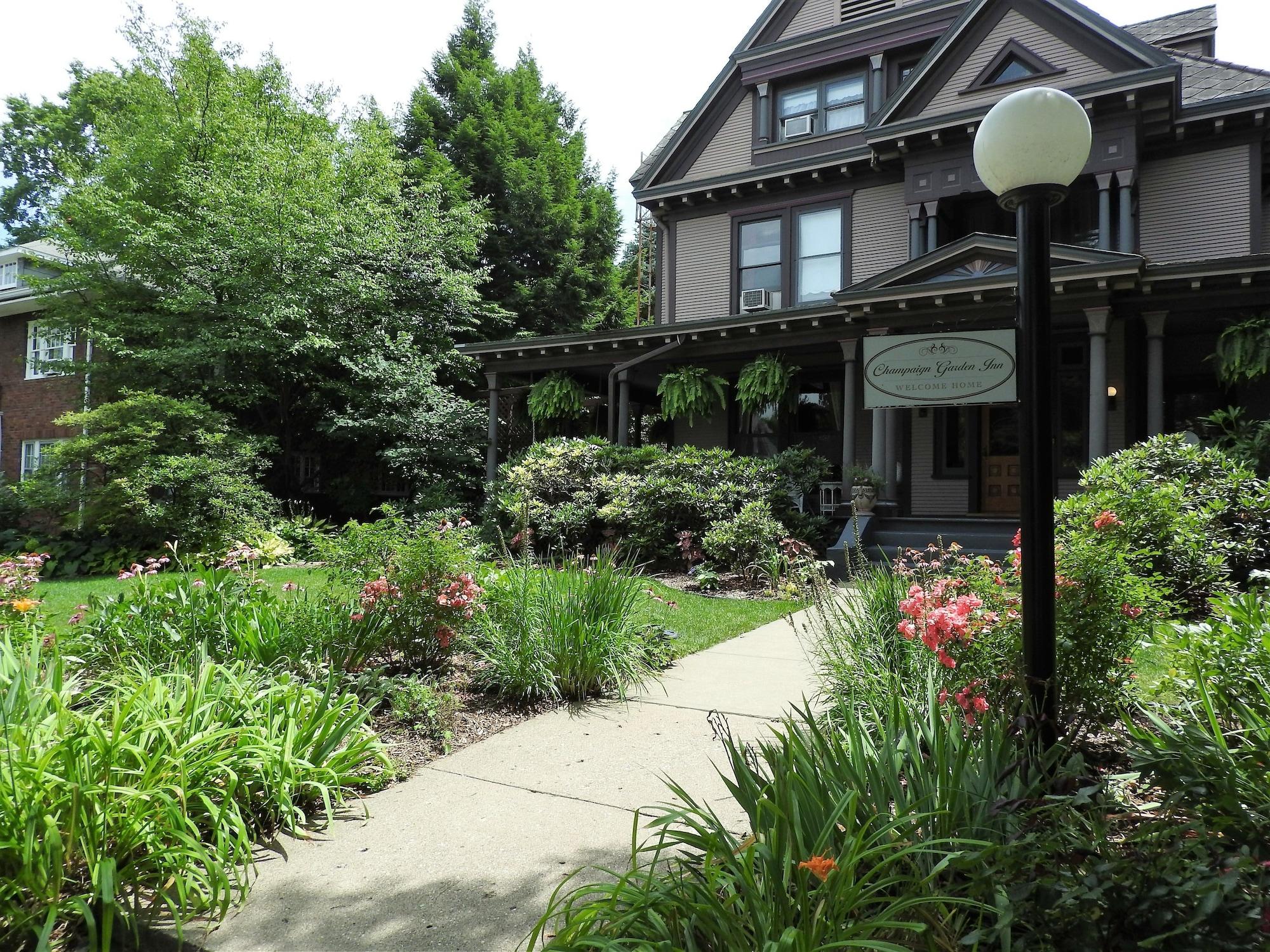 Vista Exterior Champaign Garden Inn