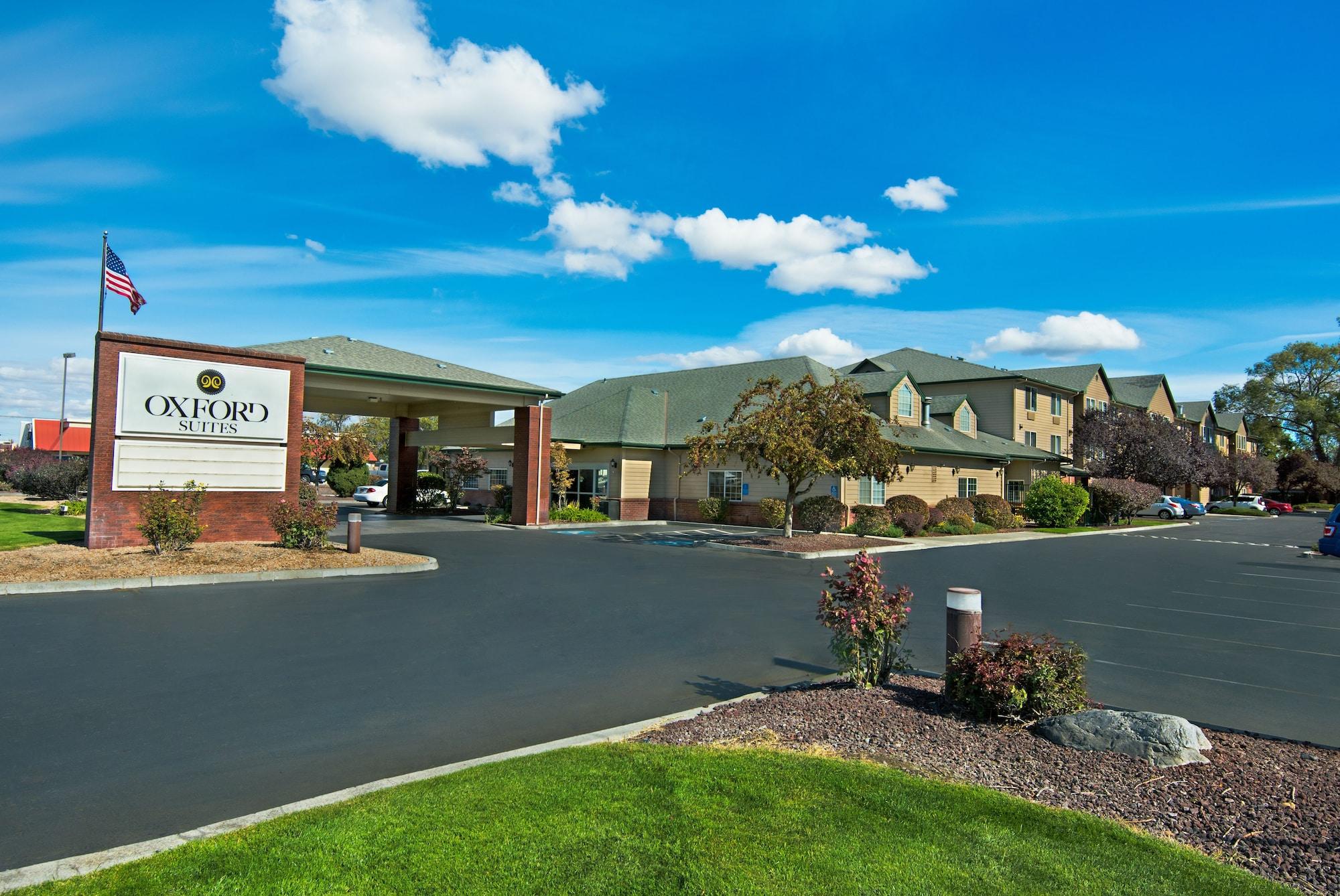 Vista Exterior Oxford Suites Hermiston