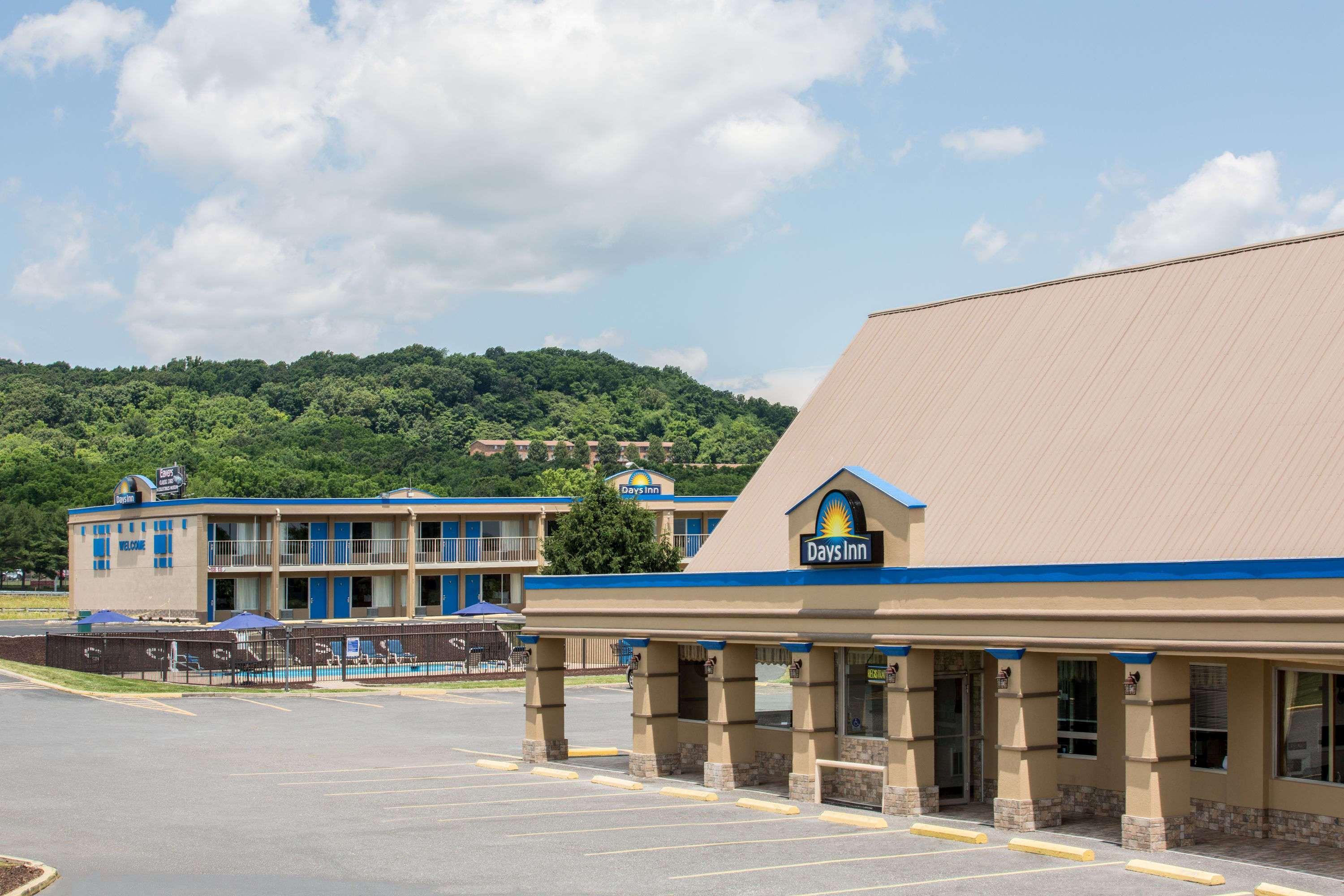 Vista Exterior Days Inn by Wyndham Staunton