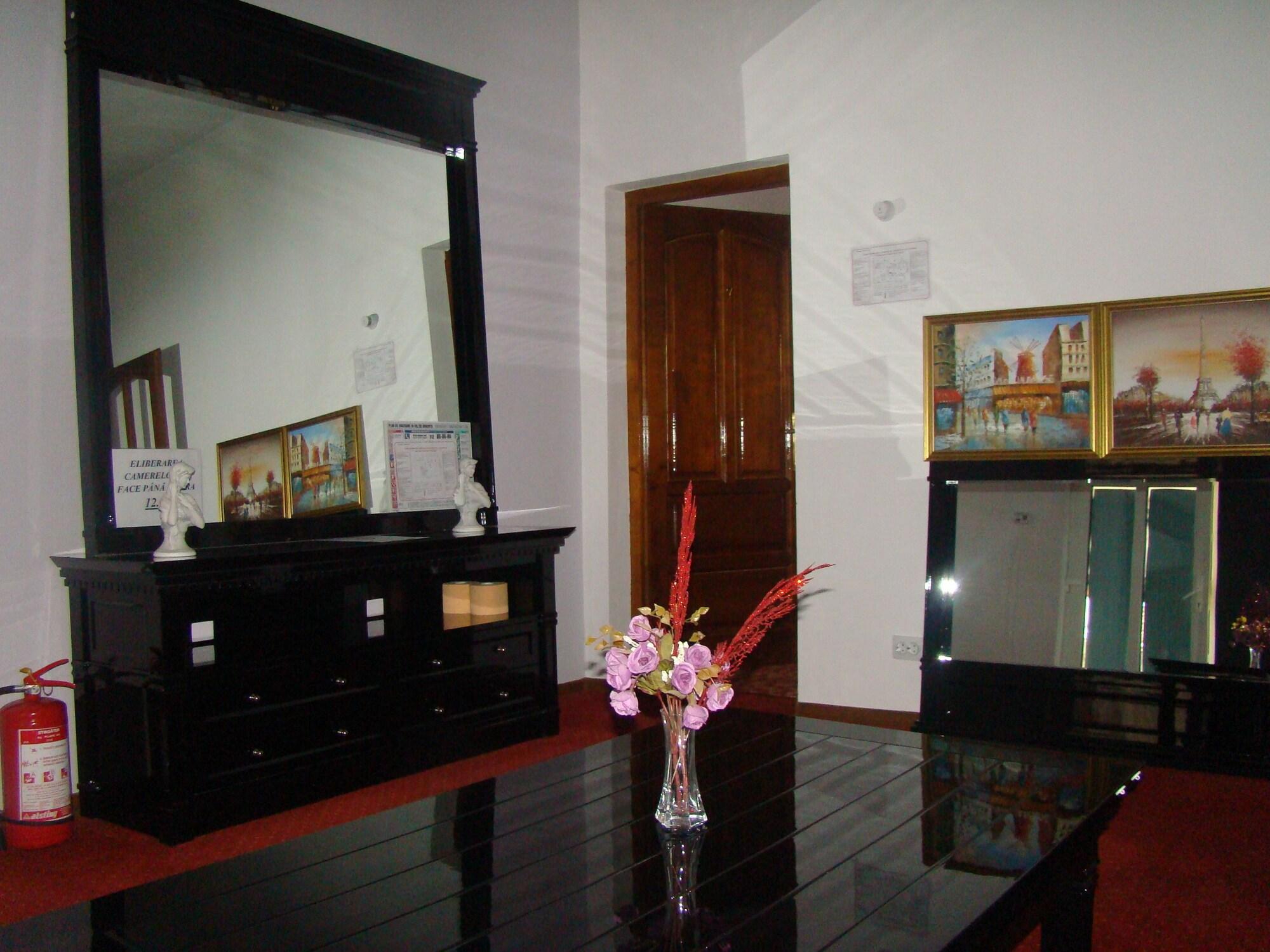 Sala de Reuniones Crown Royal Pensiune