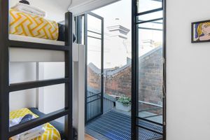 Renta temporal - TWO FIVE ZERO Modern 4BR 5beds + cityviews + lockup garage + MCG/CBD/AustOpen