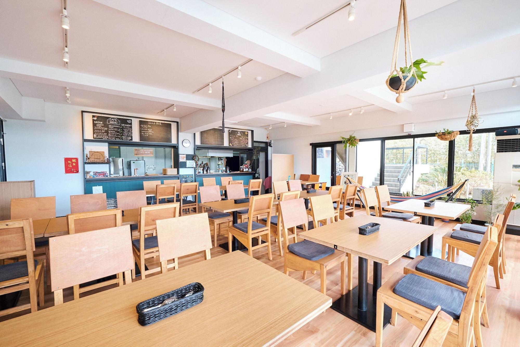 Restaurant J-Hoppers Lake Biwa Guesthouse - Hostel