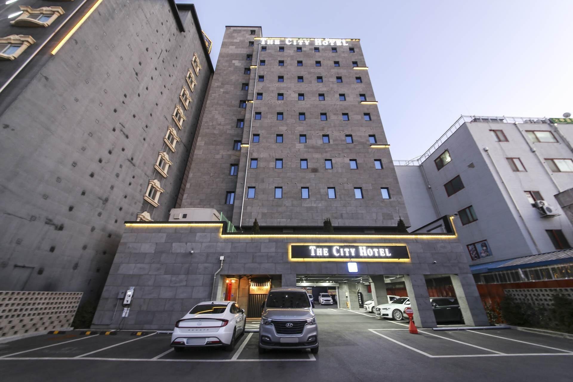Varios The City Hotel