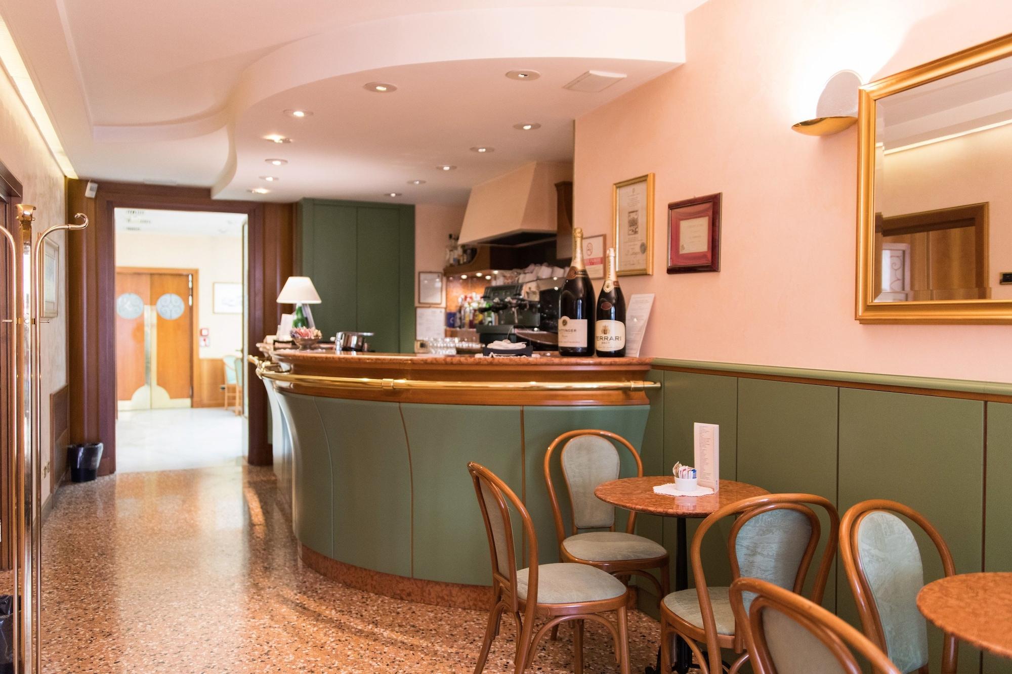 Bar/Salón Phi Hotel dei Medaglioni