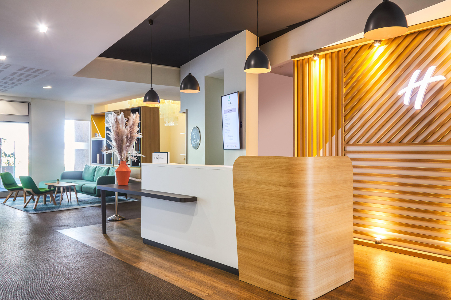 Vista Lobby Holiday Inn Perpignan by IHG