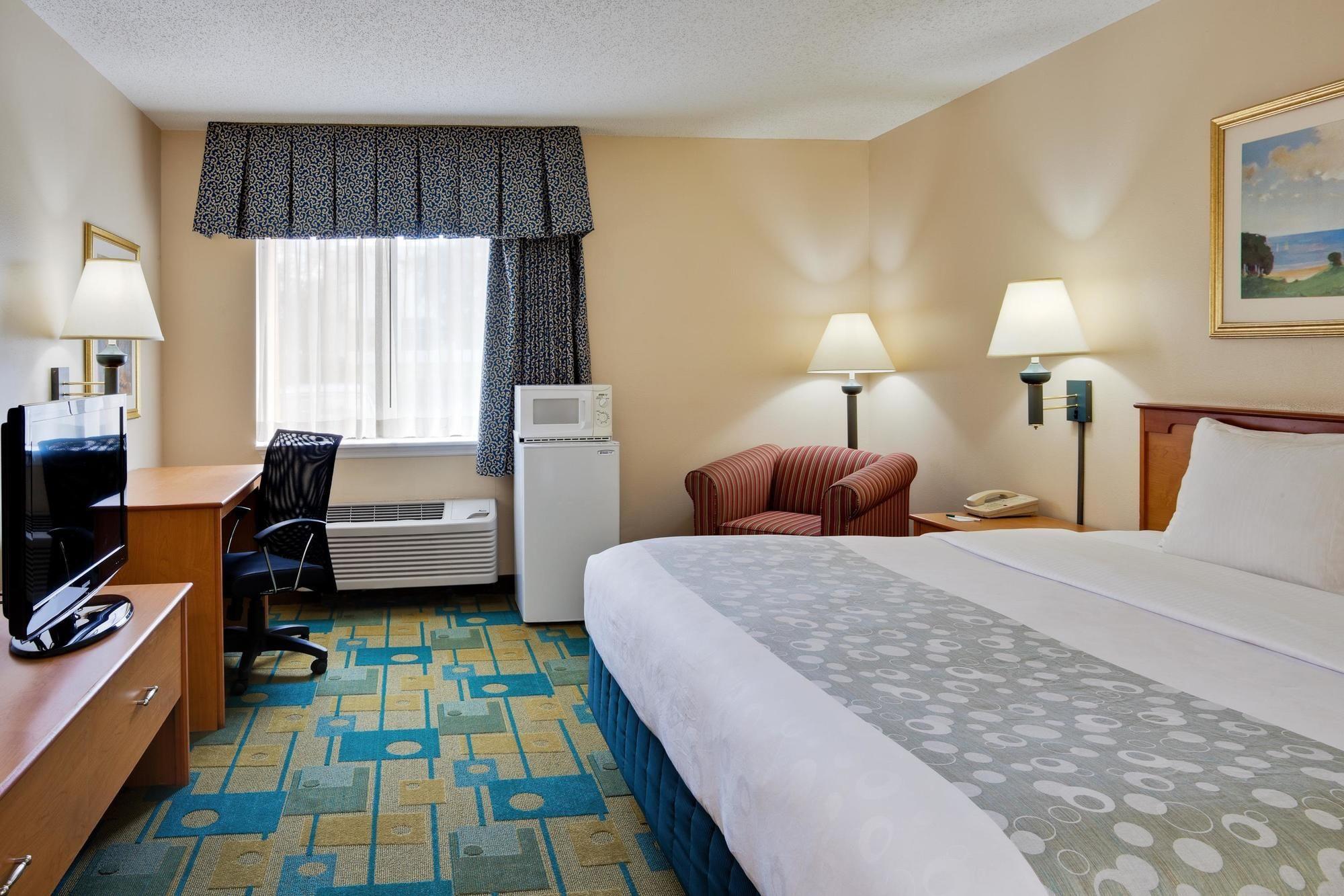 Guest room La Quinta Inn & Suites Tampa Fairgrounds - Casino