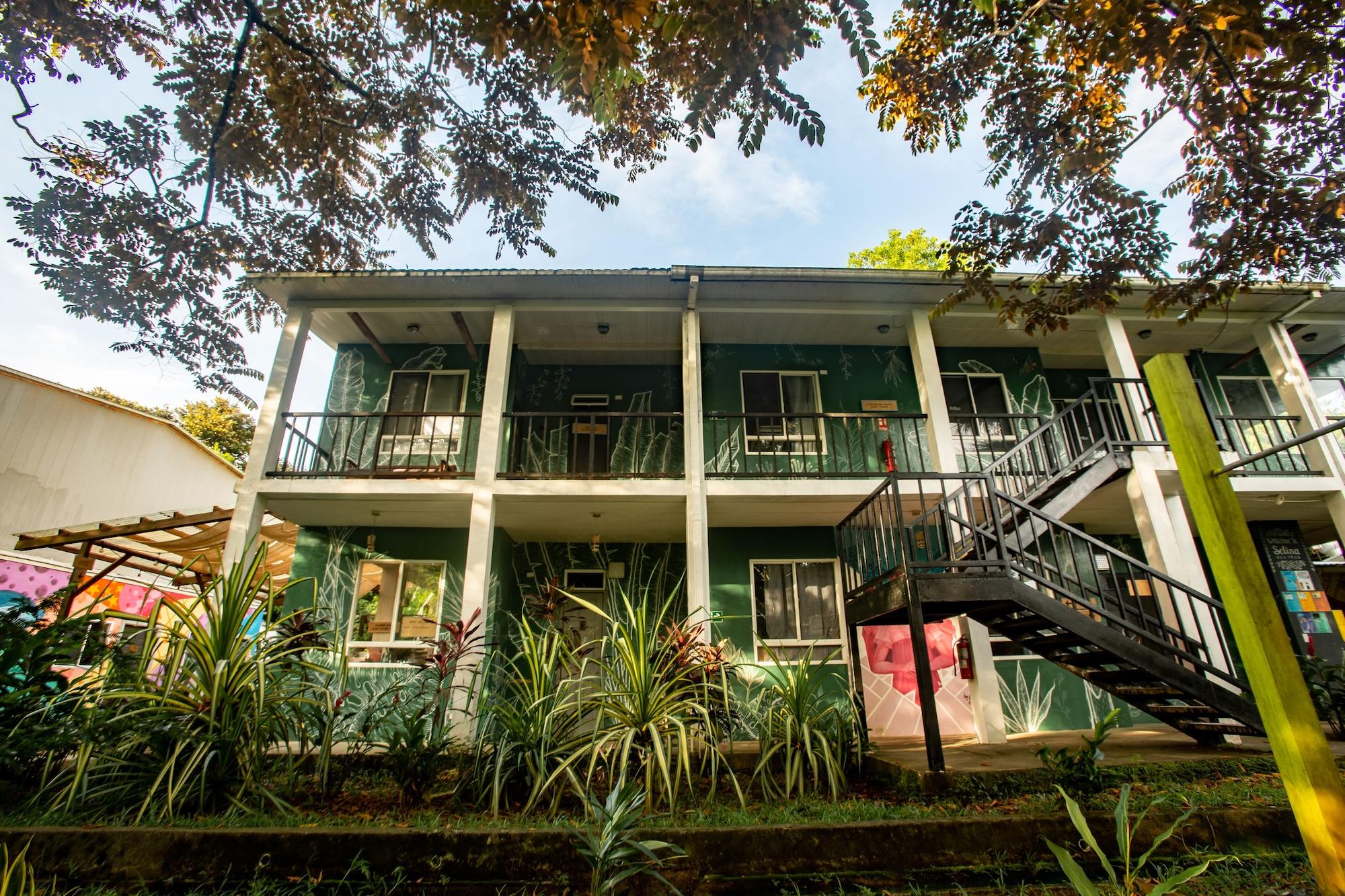 Vista Exterior Socialtel Red Frog