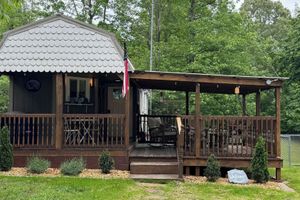 Alquiler Vacacional - Southern Blooms! Porch Swinging, Pet-Friendly, Tiny Home near Kentucky Lake!