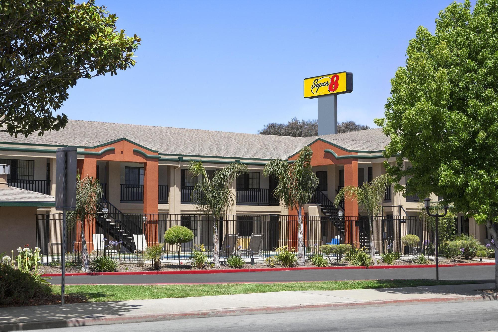 Vista Exterior Super 8 by Wyndham Salinas
