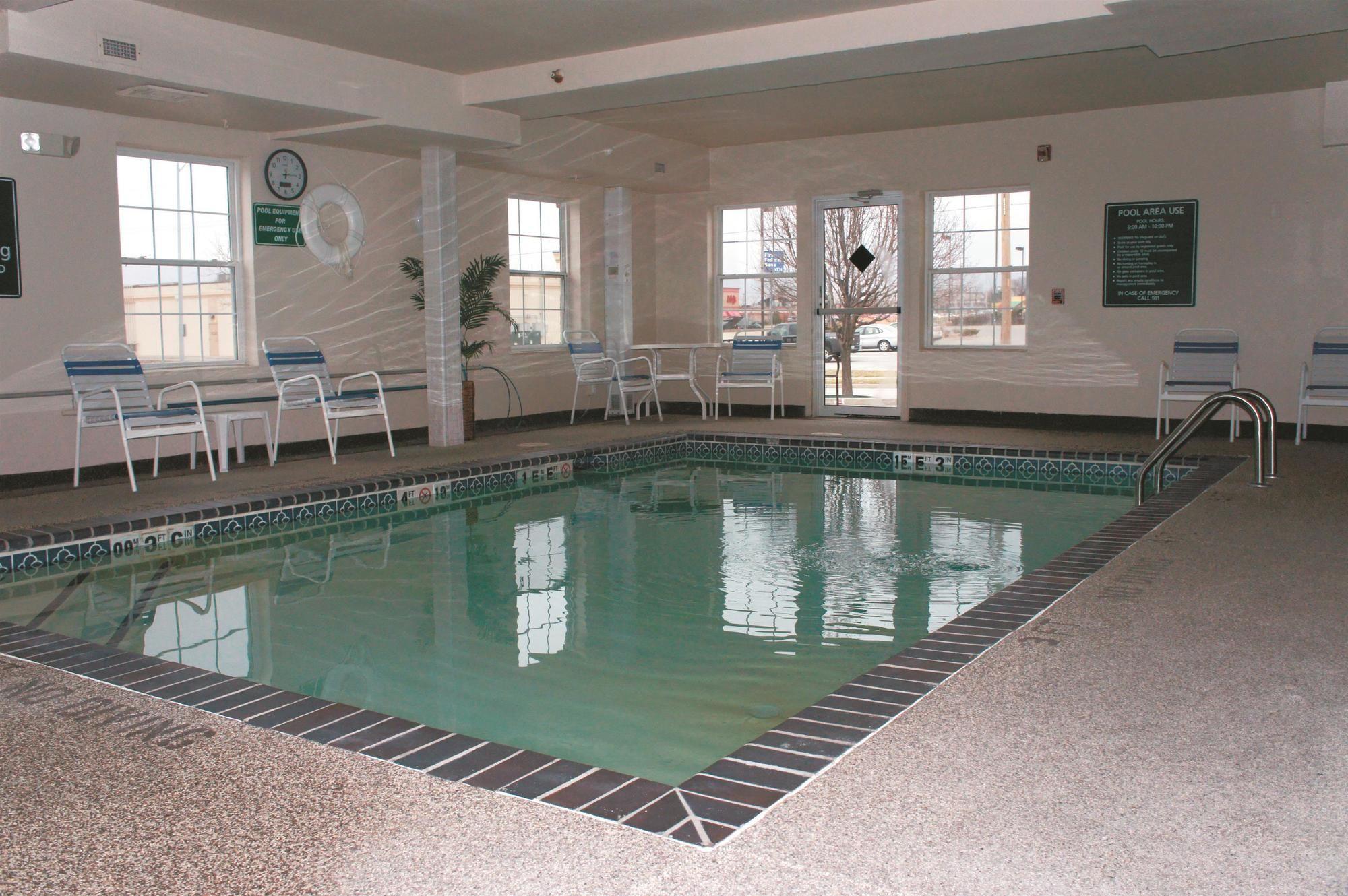 Vista Piscina La Quinta Inn & Suites Kansas City Airport
