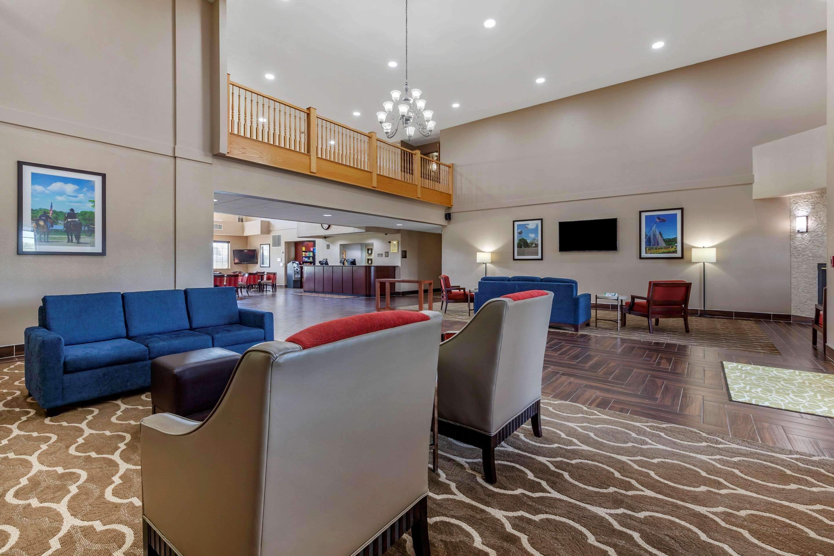 Vista Lobby Comfort Suites Delavan - Lake Geneva Area
