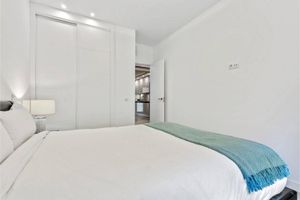 Alquiler Vacacional - Luxurious apartment near Plaza Castilla, garage space.