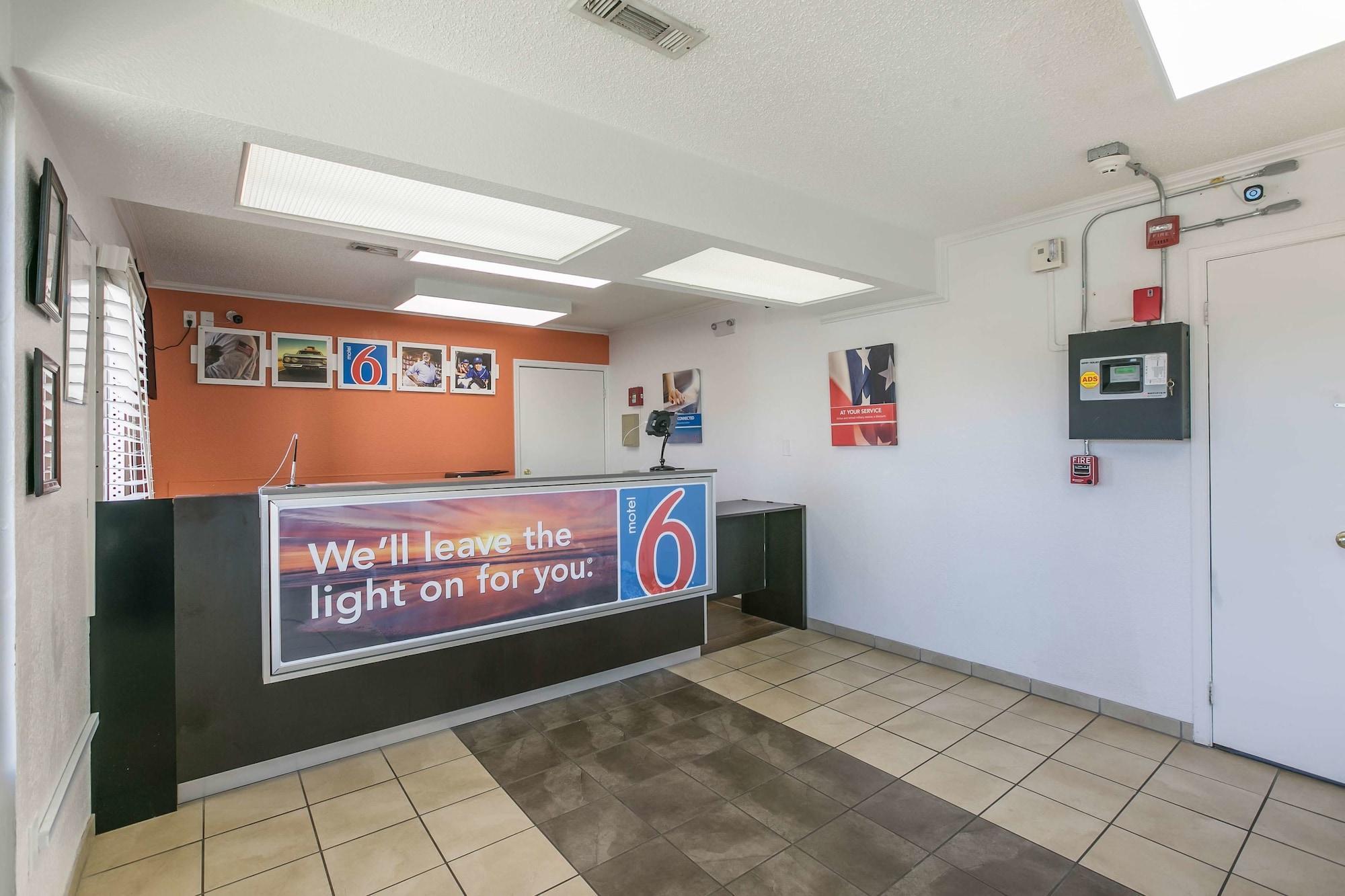 Bar/Salón Motel 6 Dothan, AL
