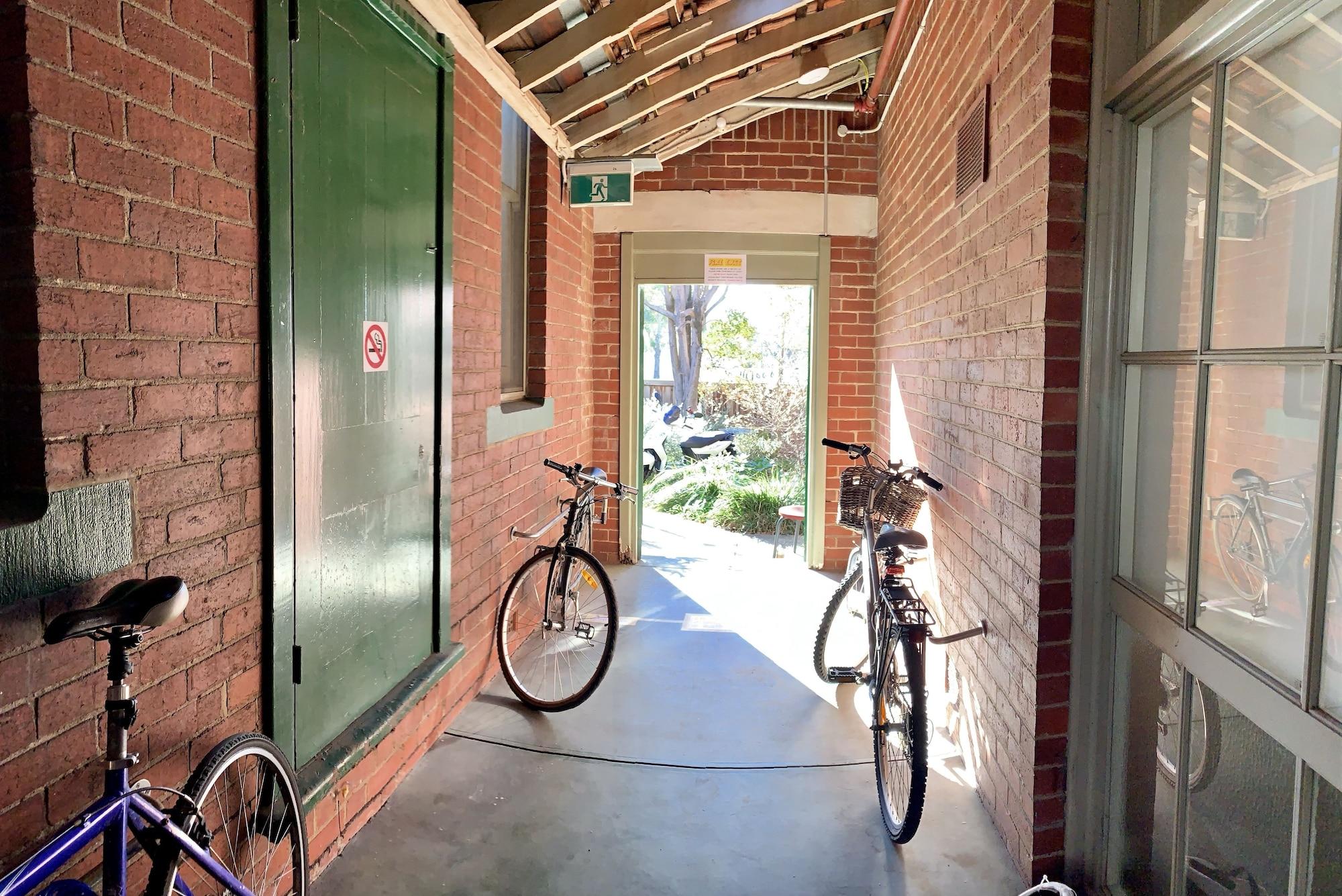 Varios Hub Hostel
