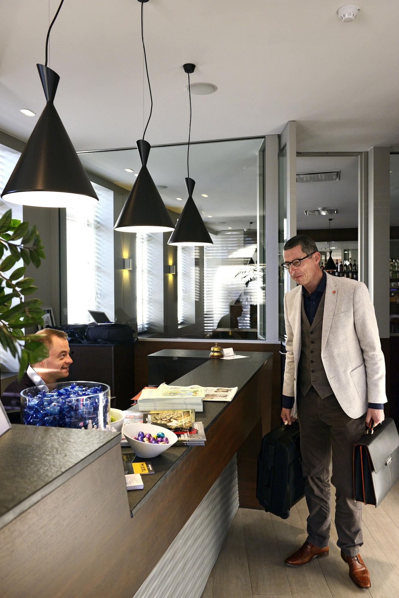 Vista Lobby Square Hotel