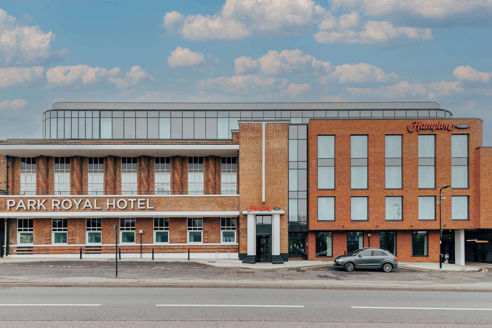 Vista Exterior Hampton by Hilton London Park Royal