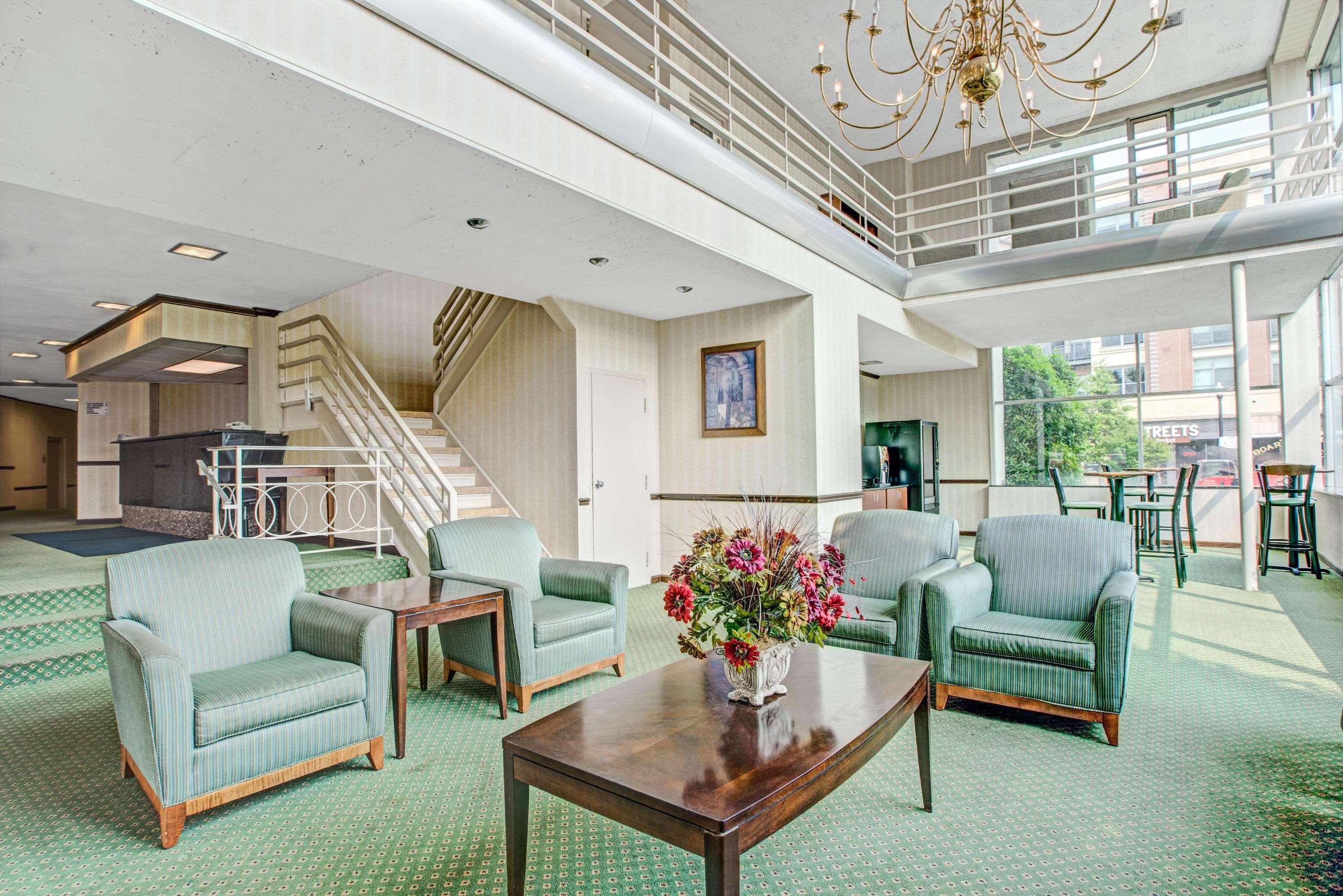 Vista Lobby Days Inn by Wyndham Arlington/Washington DC