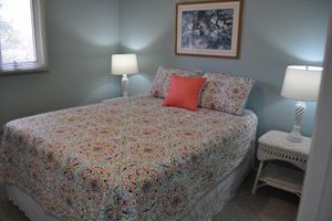 Alquiler Vacacional - GORGEOUS lake view, large yard w/ firepit, rooftop solar, 4 min drive to beach