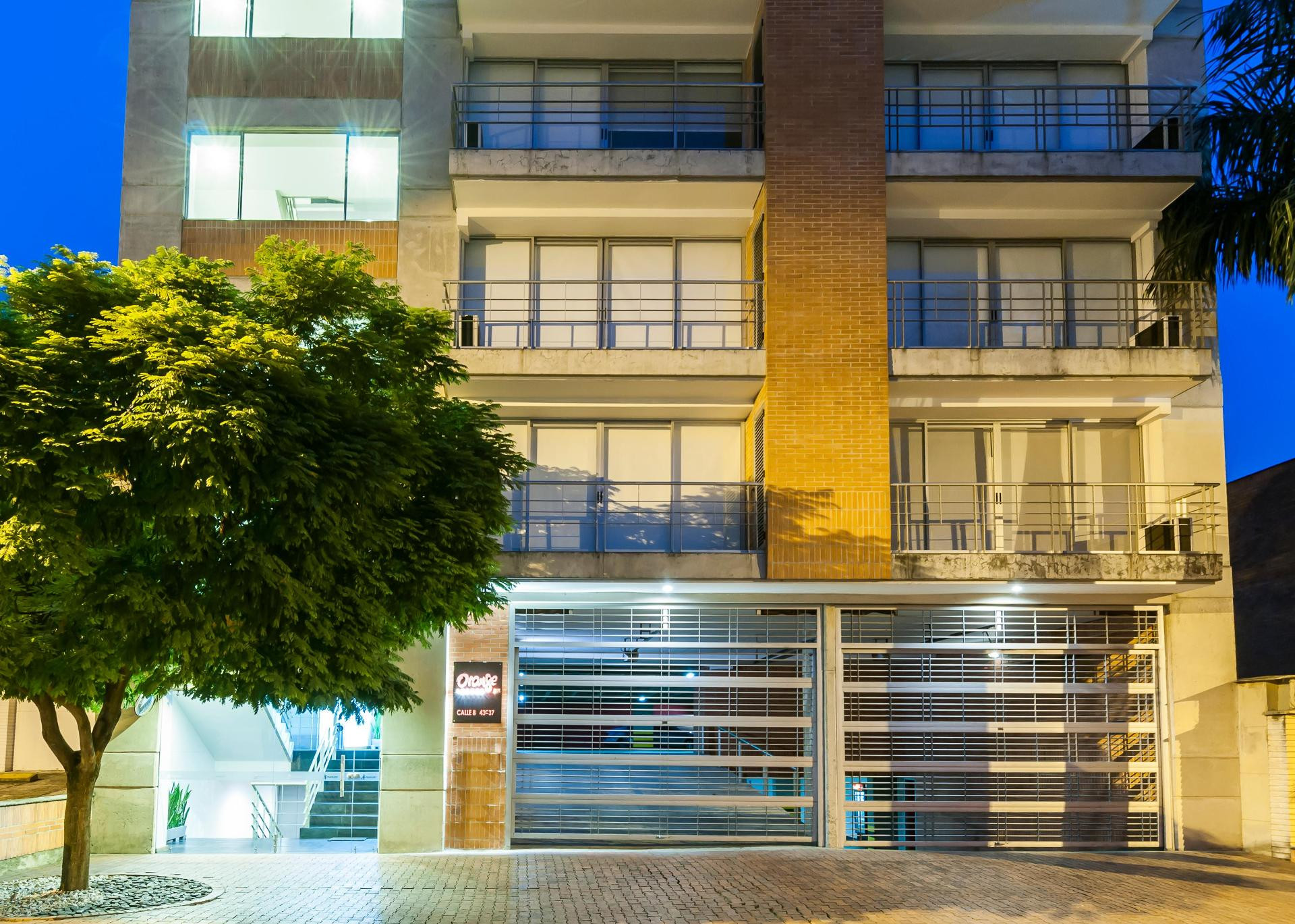 Vista Exterior Travelers Orange Suites