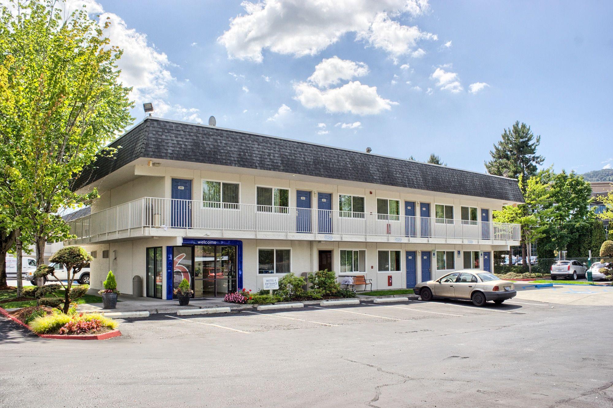 Vista Exterior Motel 6 Issaquah, WA - Seattle - East