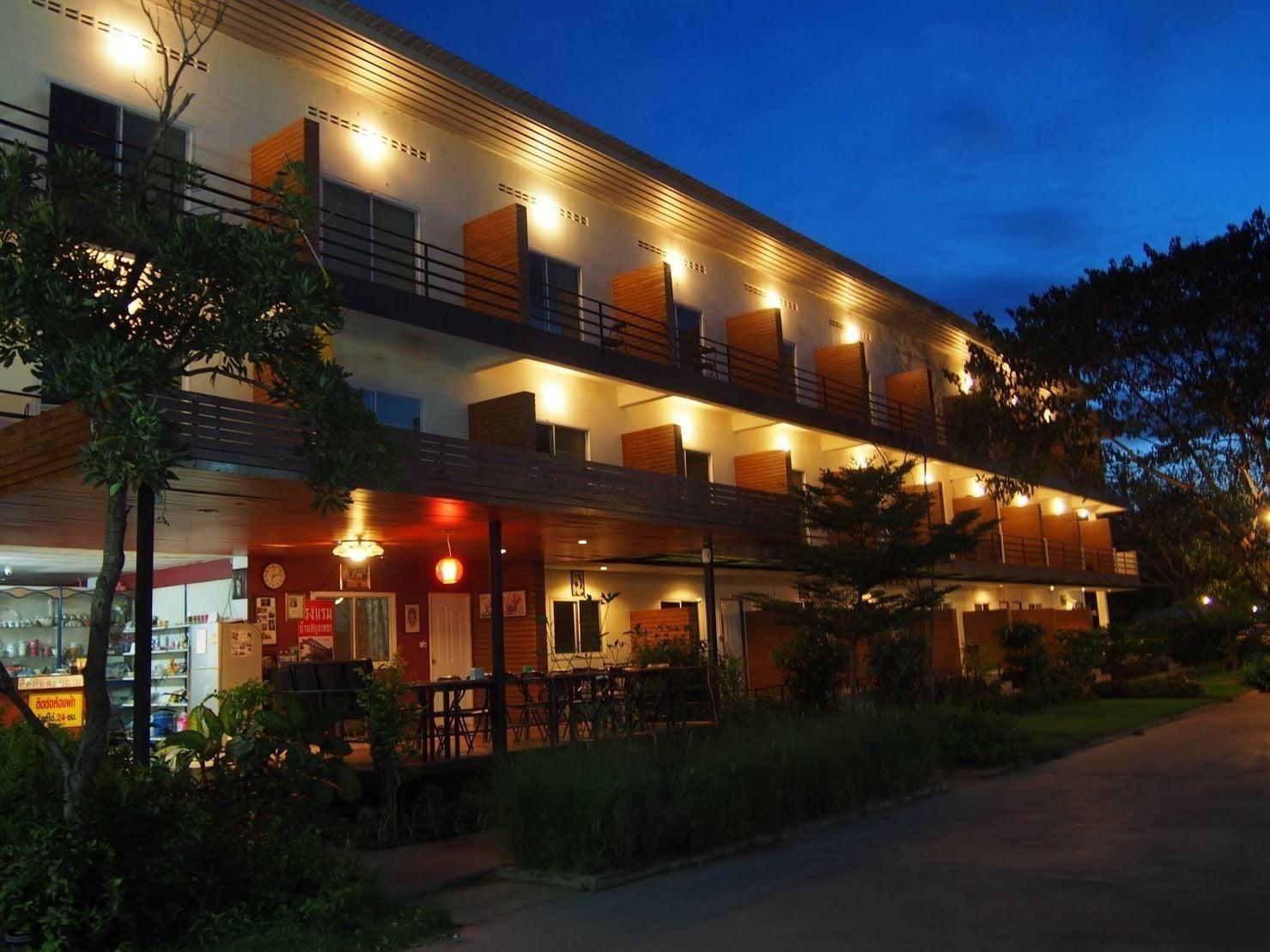 Varios Baansakulpetch Hotel