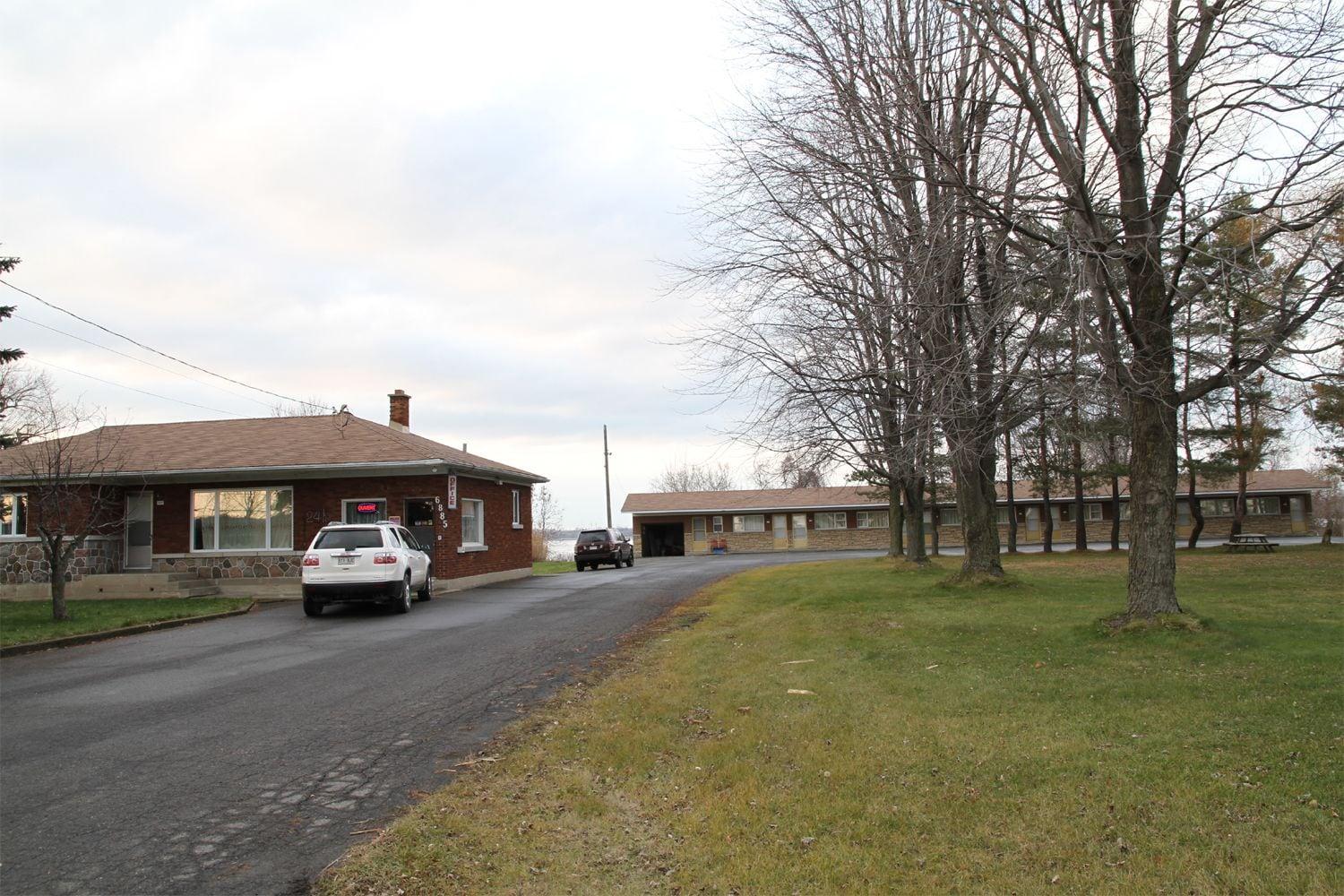 Varios Motel au Bord du Lac