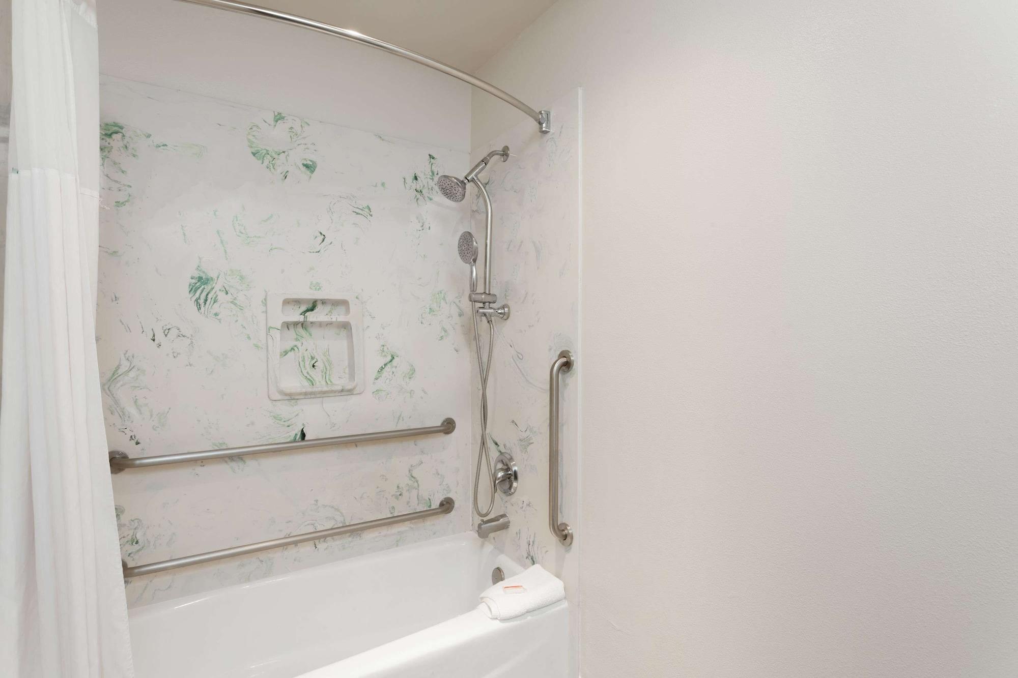 Equipamiento de Habitación Days Inn & Suites by Wyndham South Gate