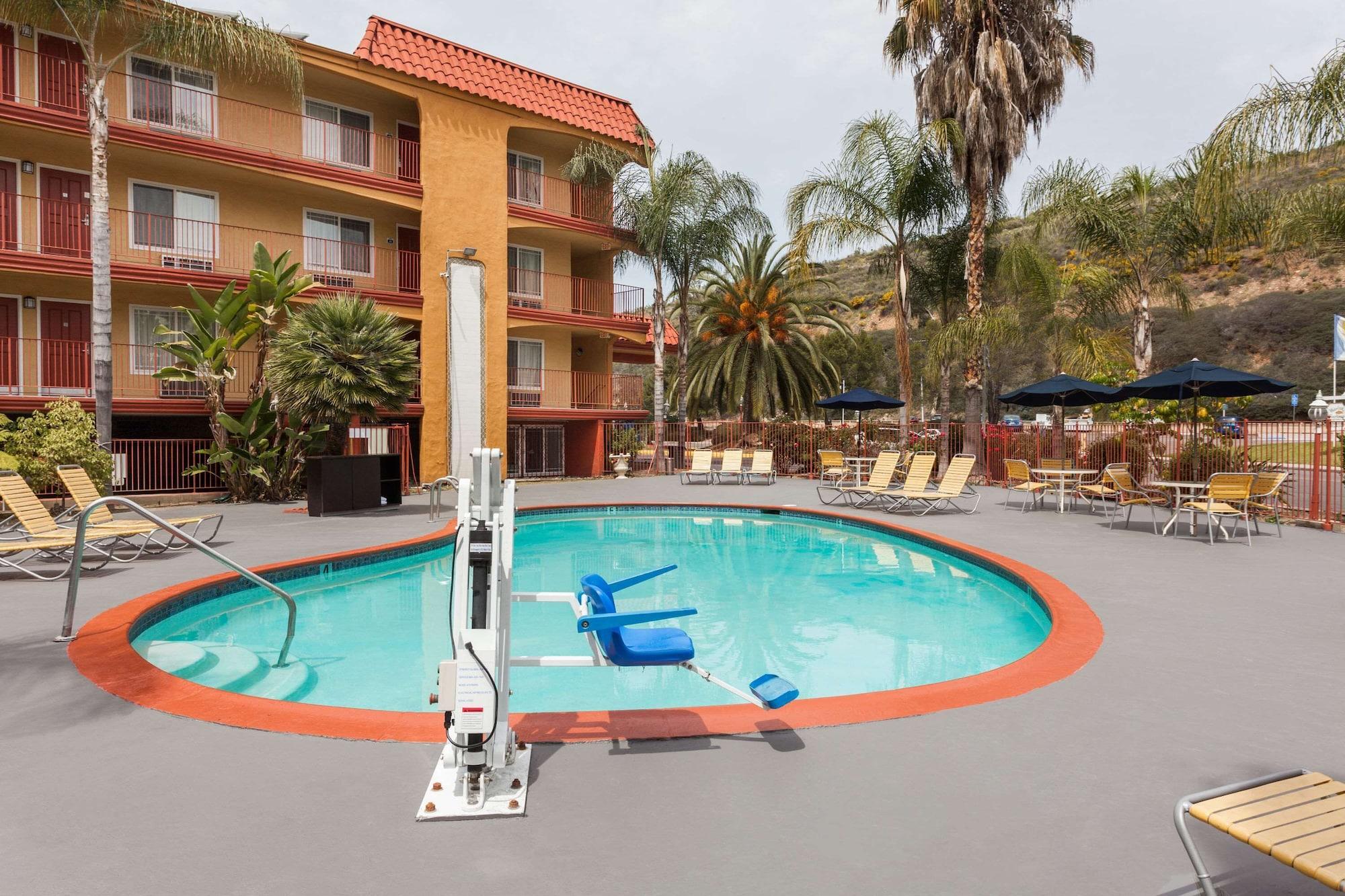 Vista Exterior Days Inn by Wyndham Mission Valley/SDSU