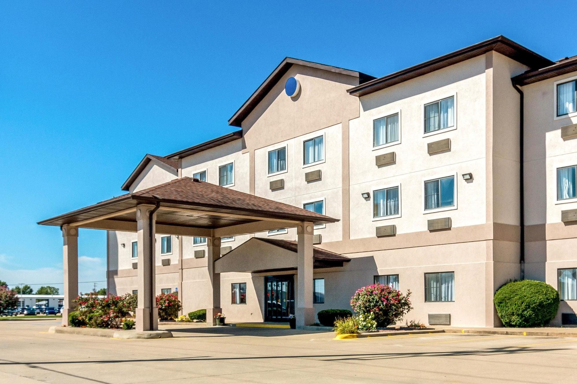 Varios Quality Inn & Suites Salem near I-57