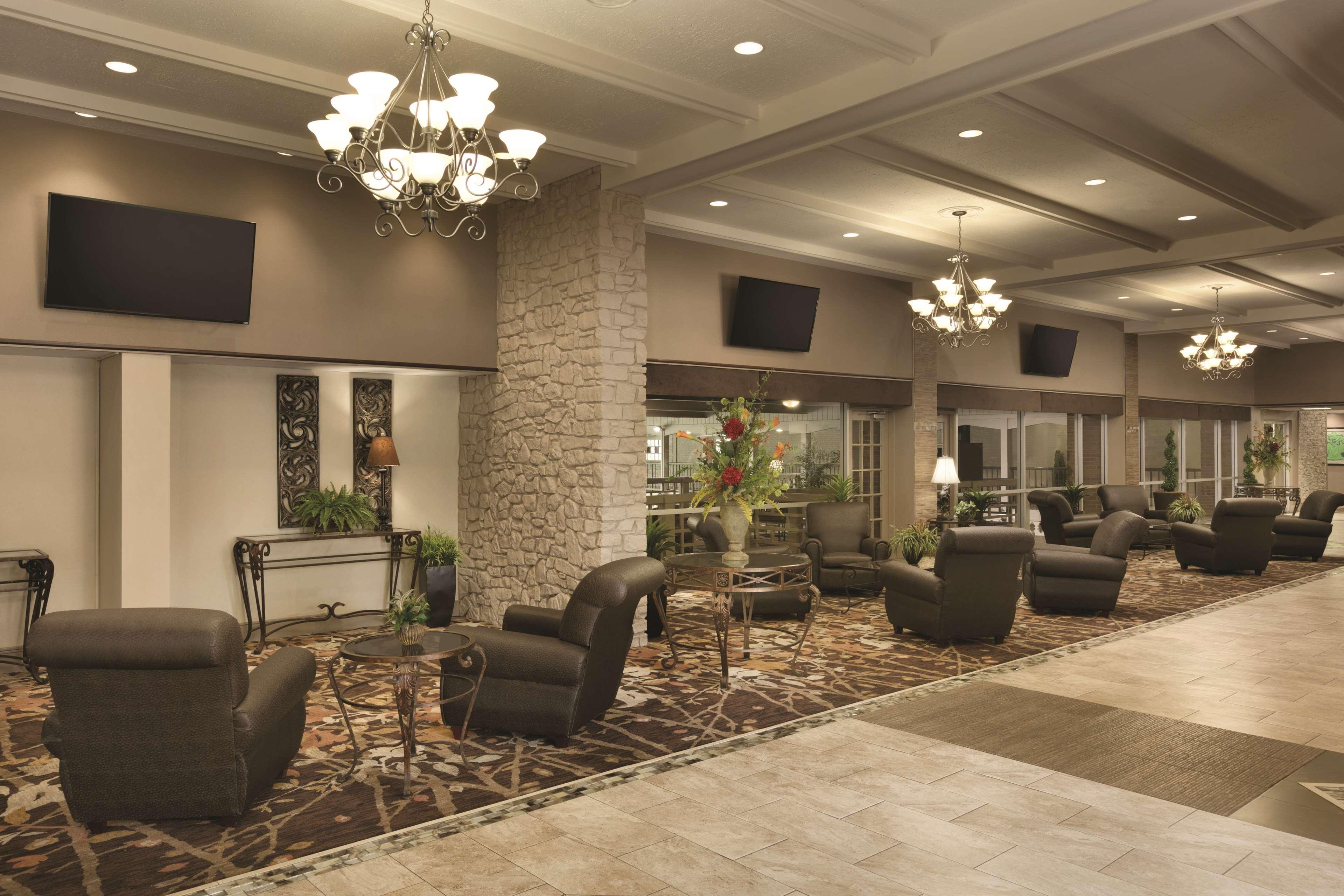 Vista Lobby Radisson Hotel Louisville North