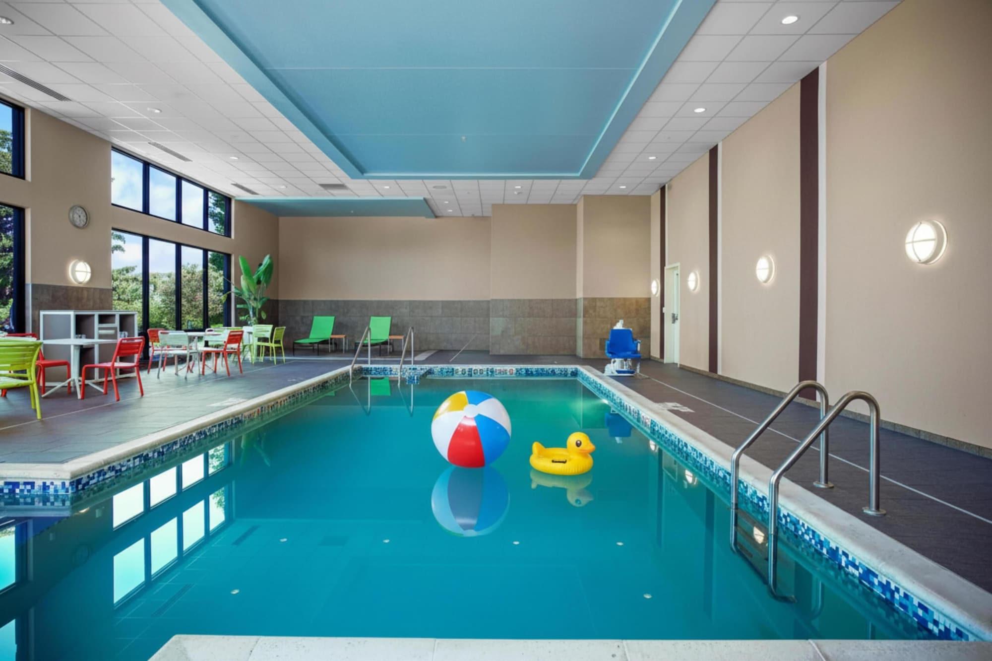 Vista Piscina Home2 Suites by Hilton Milwaukee Airport