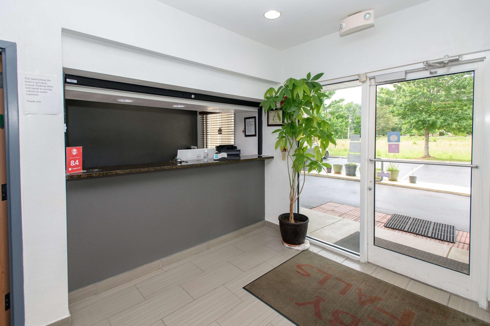 Vista Lobby Home Town Inn Ringgold