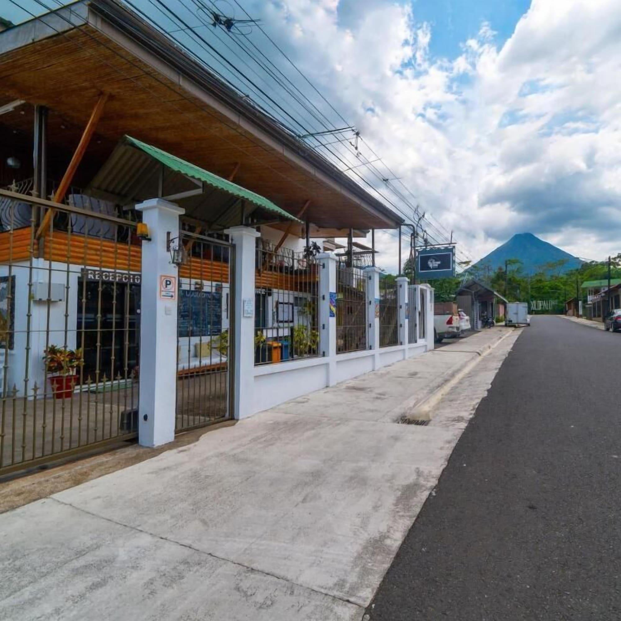 Vista Exterior La Fortuna Lodge by Treebu Hotels