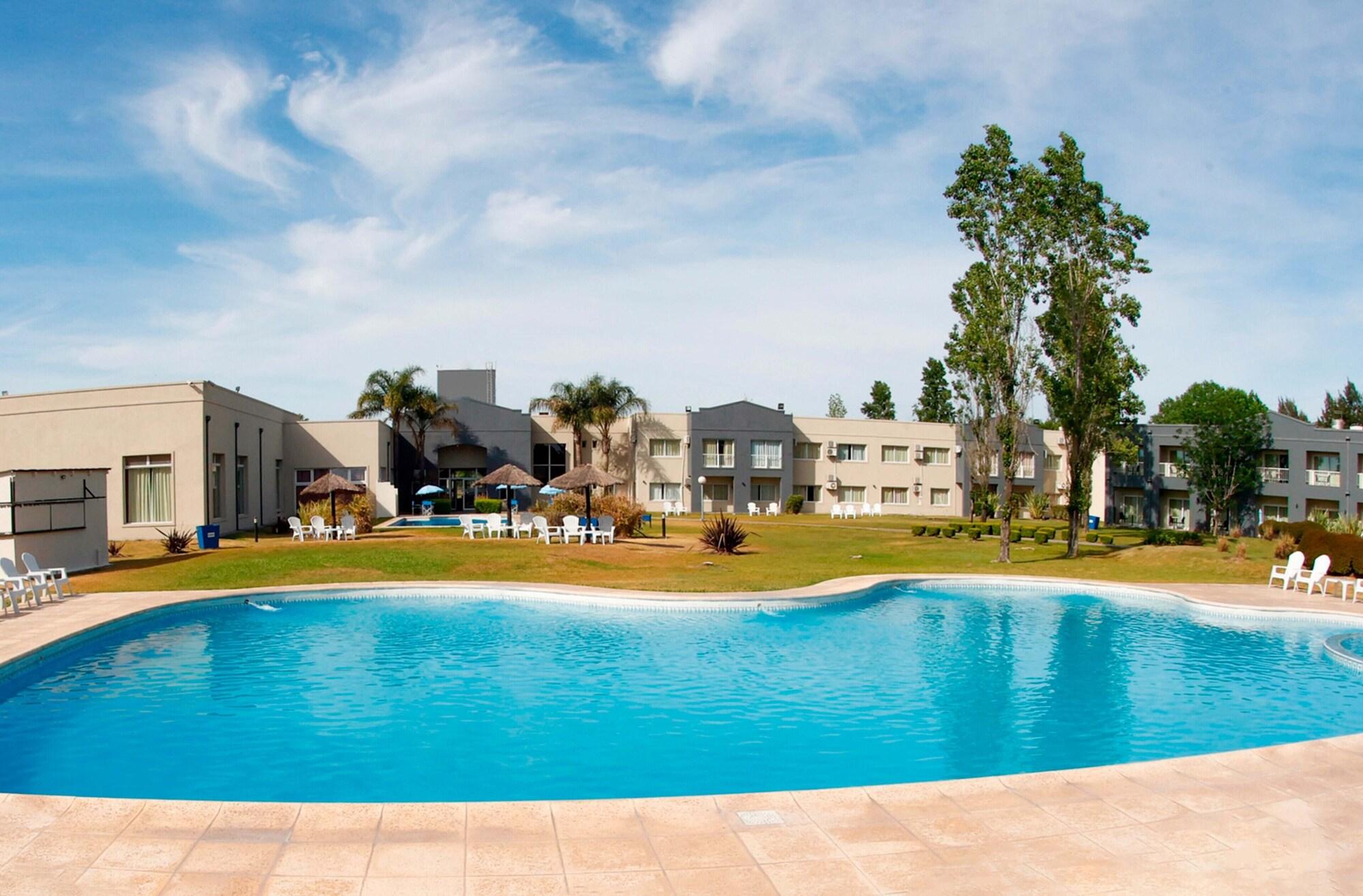 Vista Piscina Wyndham Garden Campana