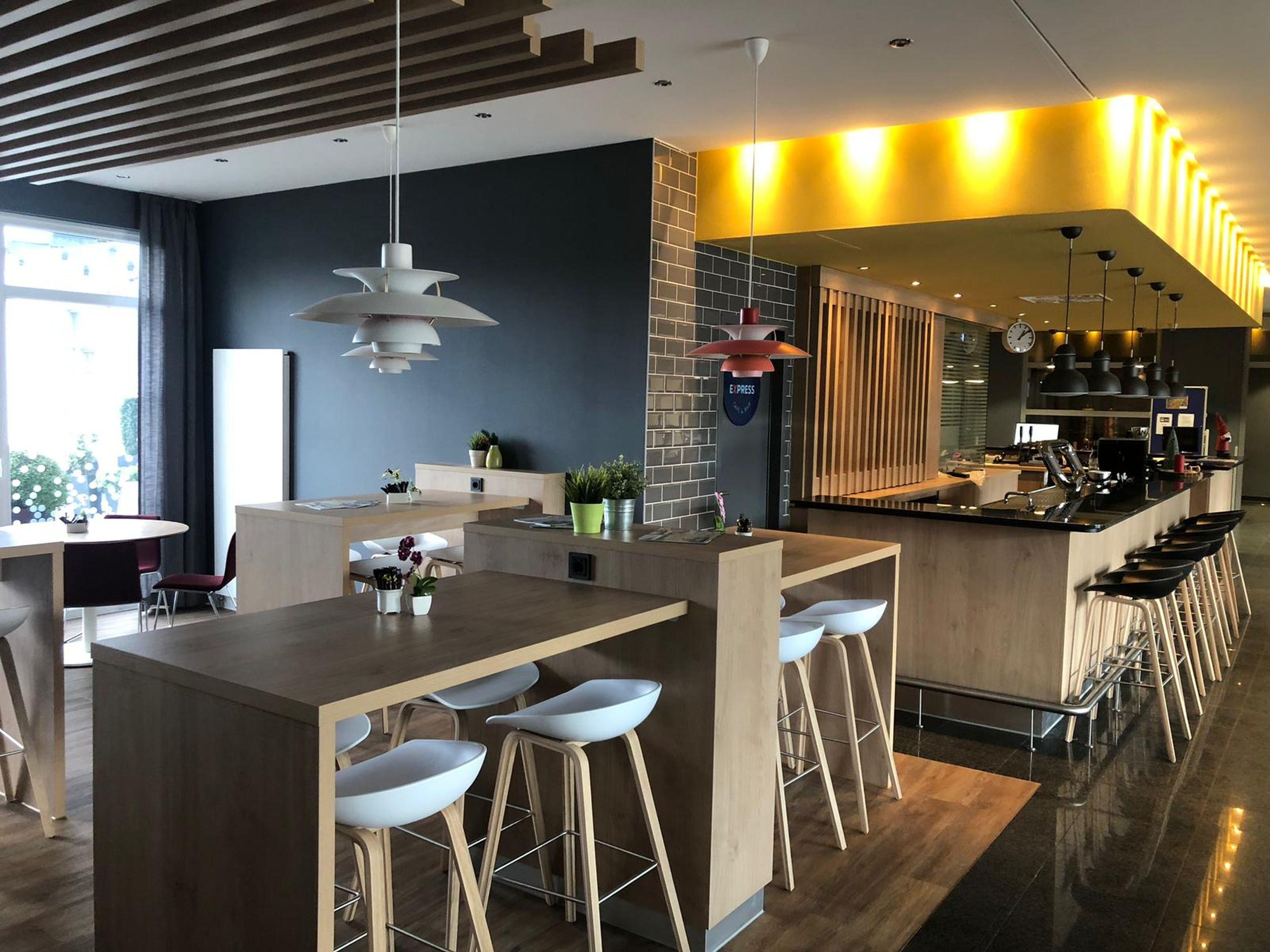 Bar/Salón Holiday Inn Express Frankfurt Messe by IHG