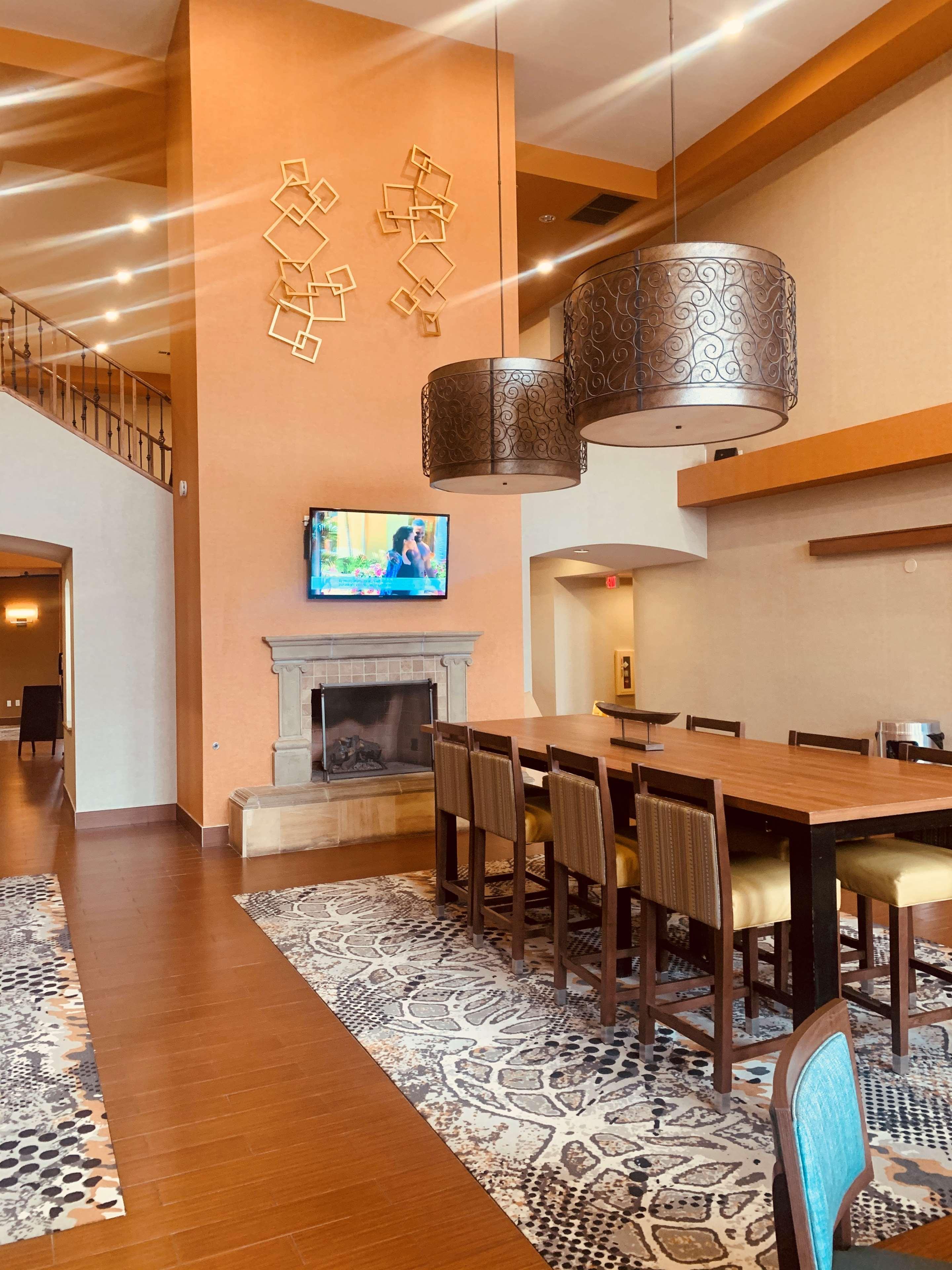 Vista Lobby Hampton Inn & Suites Phoenix-Goodyear