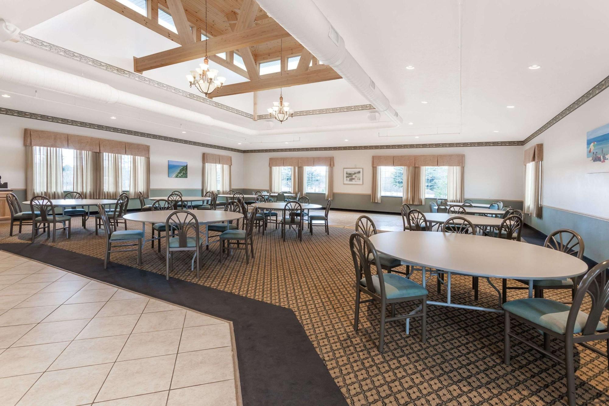 Restaurant Days Inn by Wyndham Pentwater
