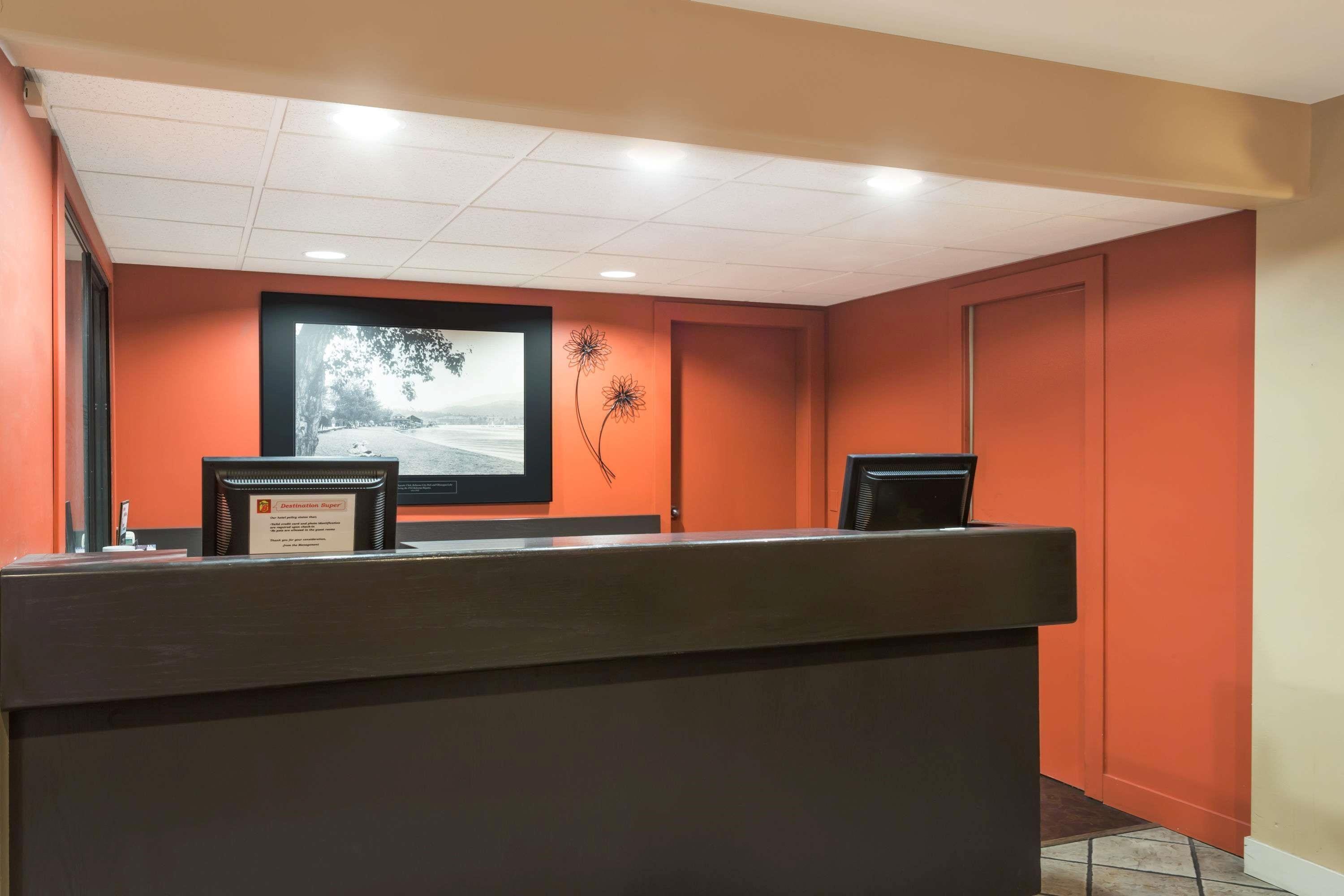 Vista Lobby The Super 8 Kelowna