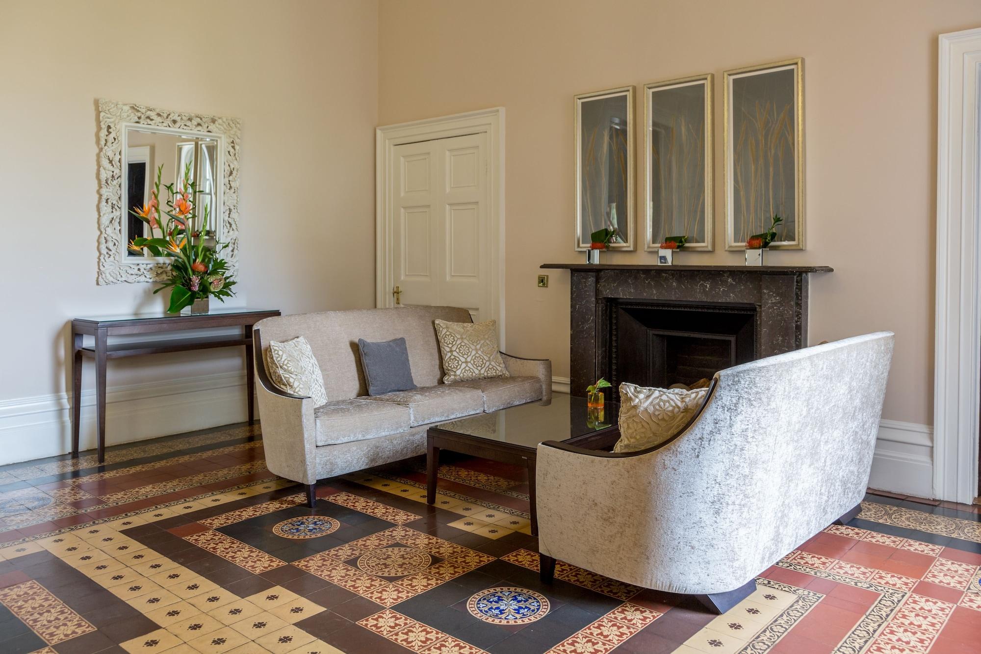 Vista Lobby Oakley Hall Hotel