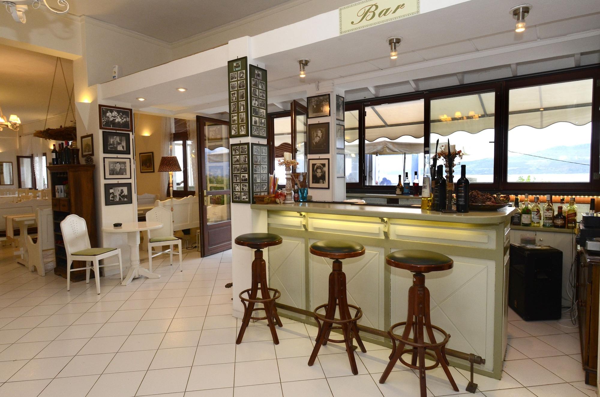 Bar/Salón Clara Hotel